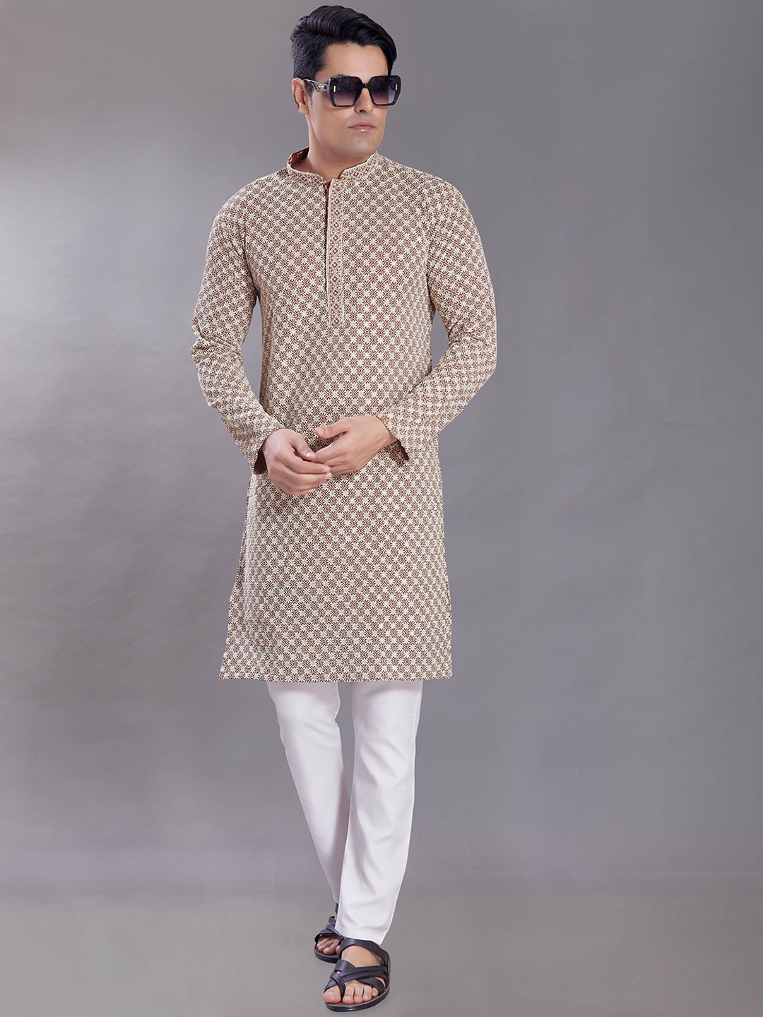 

DIVISIVE Floral Embroidered Sequinned Mandarin Collar Slim Fit Kurta, Red