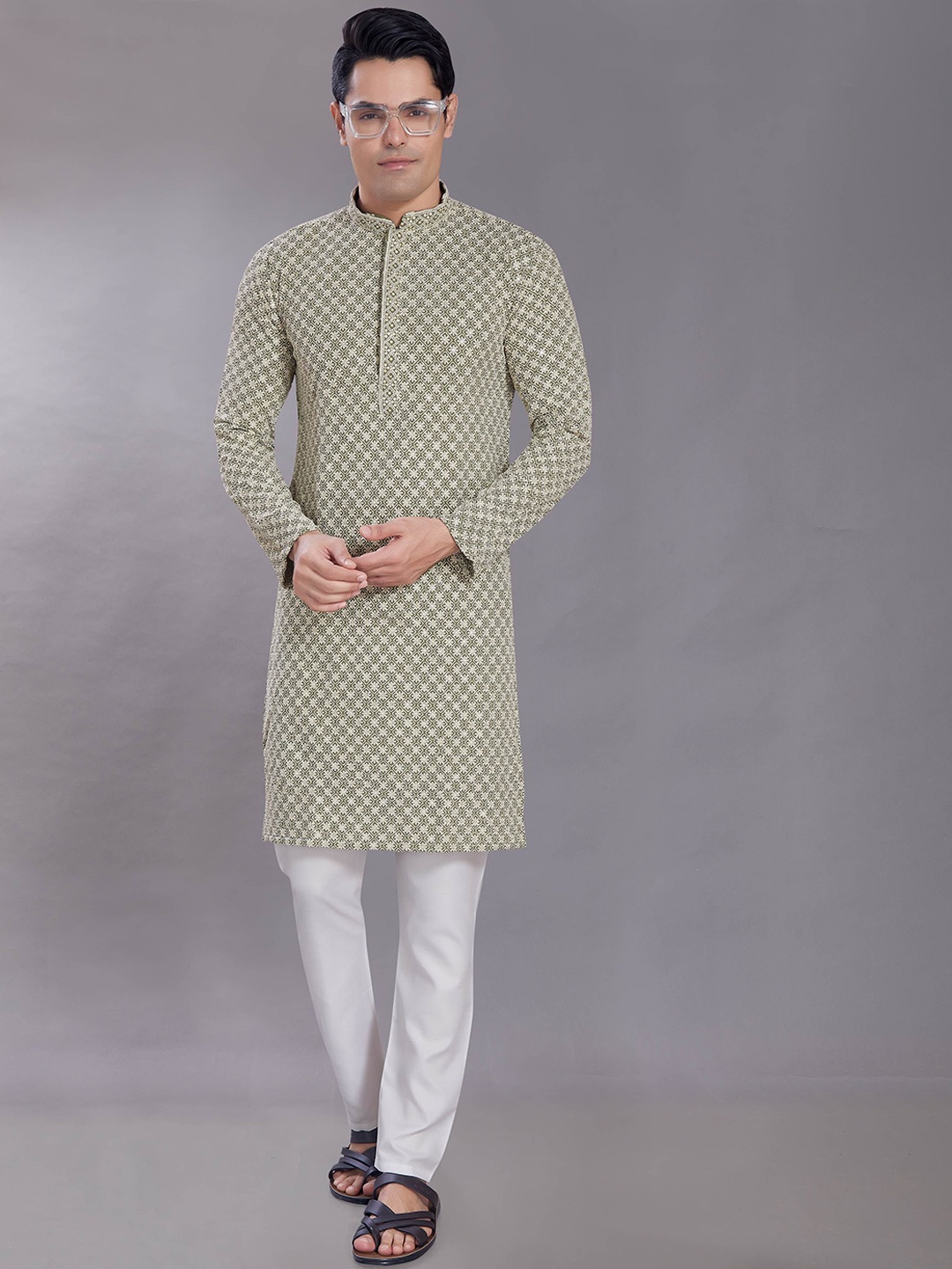 

DIVISIVE Geometric Embroidered Sequinned Mandarin Collar Straight Kurta, Green