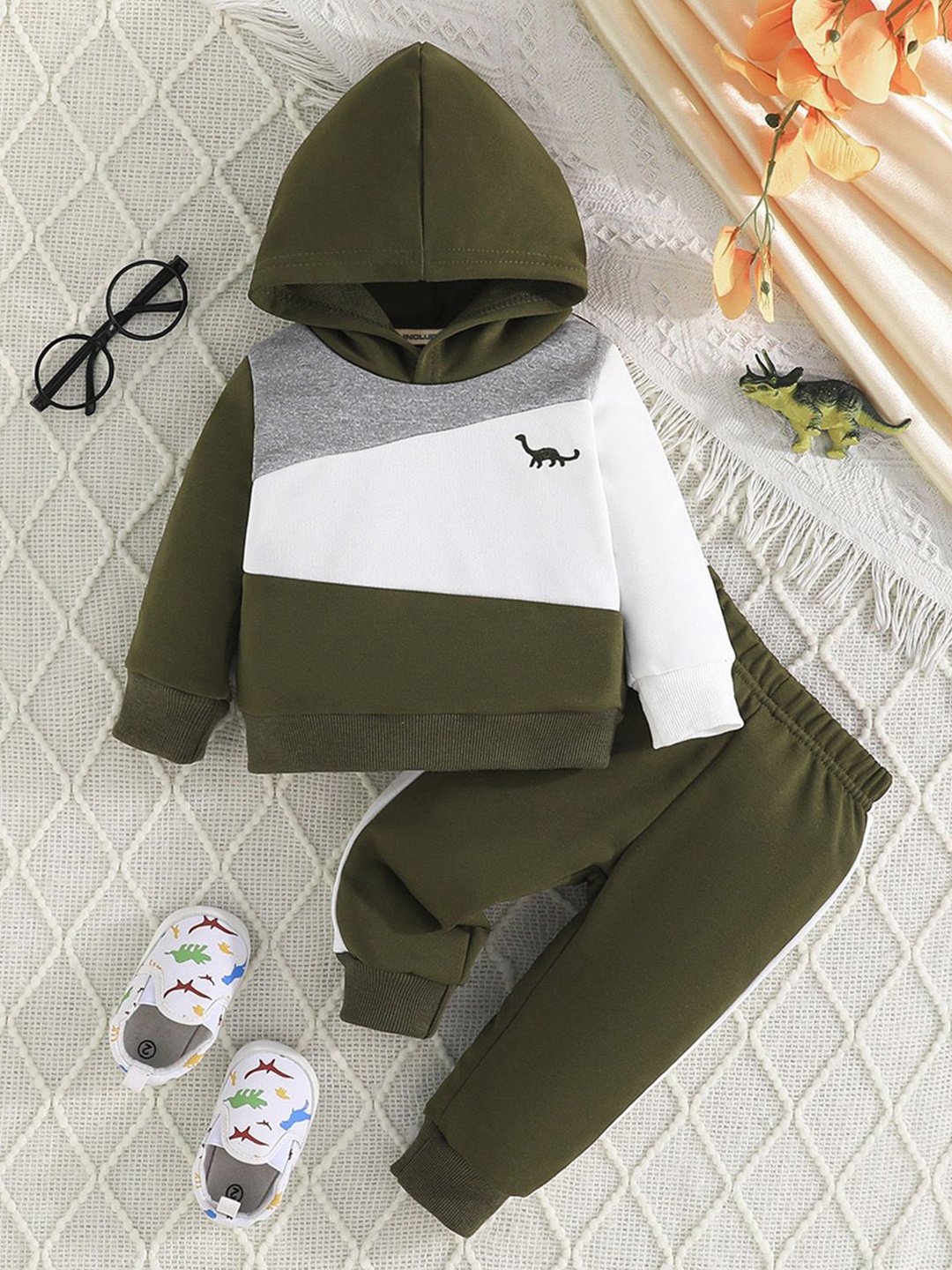 

INCLUD Boys Colourblocked Hooded Long Sleeves Sweatshirt & Jogger, Green