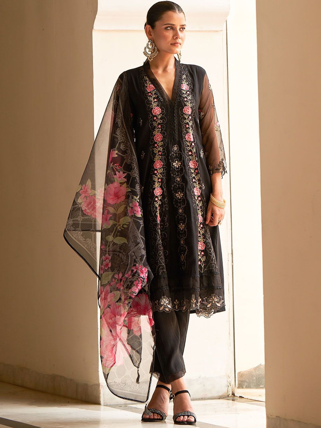 

DRESOUL Floral Embroidered Kurta With Pyjamas & Dupatta, Black