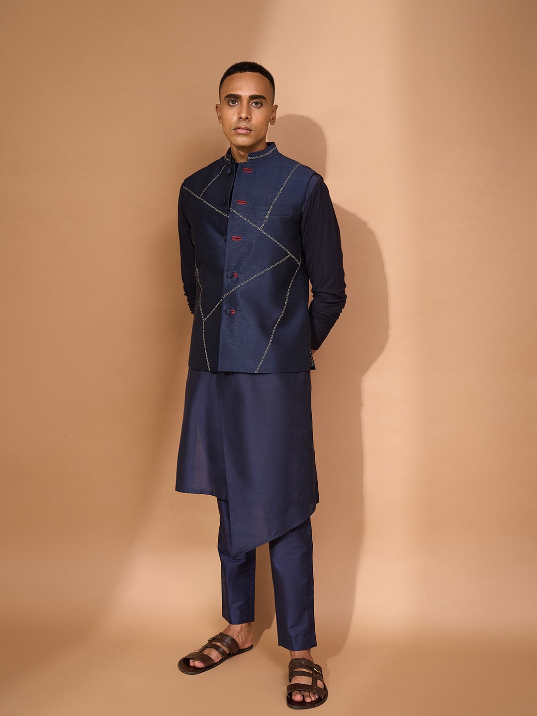 

VIVEK KARUNAKARAN Men Embroidered Slim-Fit Woven Nehru Jackets, Navy blue