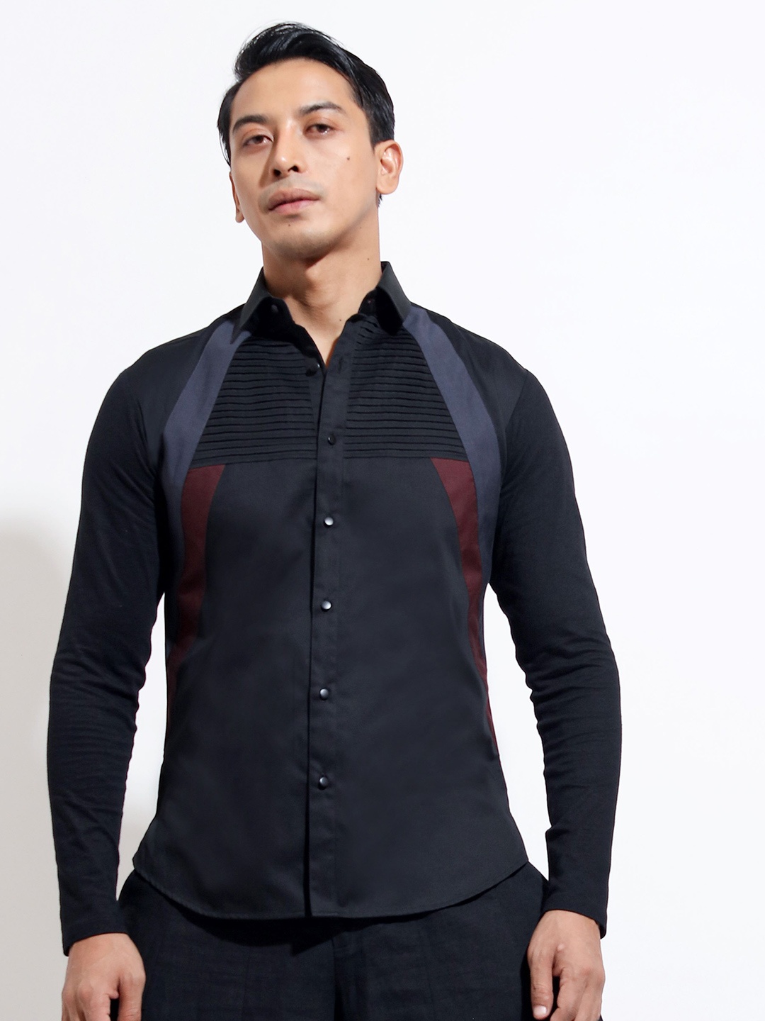 

VIVEK KARUNAKARAN Men Slim Fit Shirt, Black
