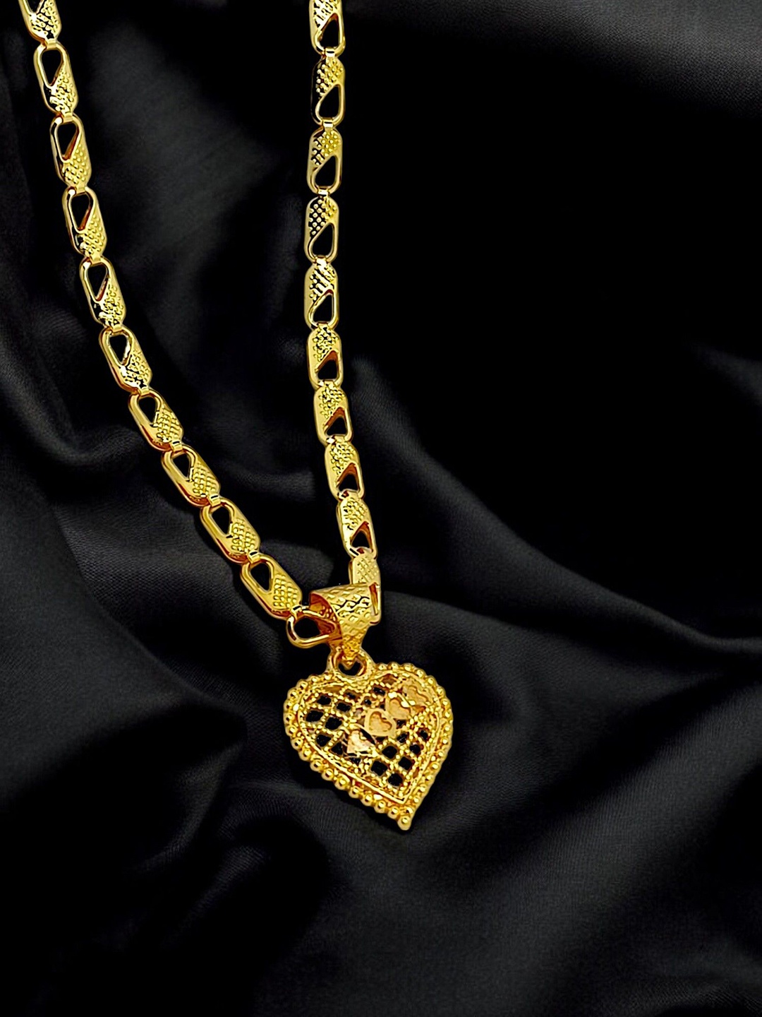 

9blings Gold-Plated Heart Shaped Pendant with Chain