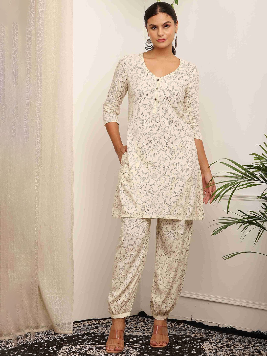 

Bhuja Floral Printed Straight Kurta With Salwar, Off white