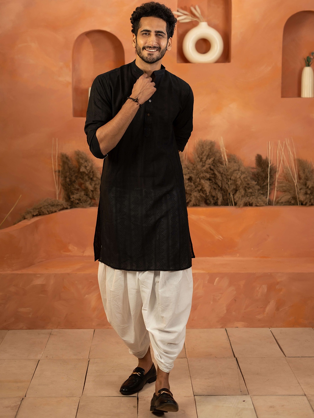 

Shasak Geometric Printed Mandarin Collar Long Sleeves Straight Kurta, Black