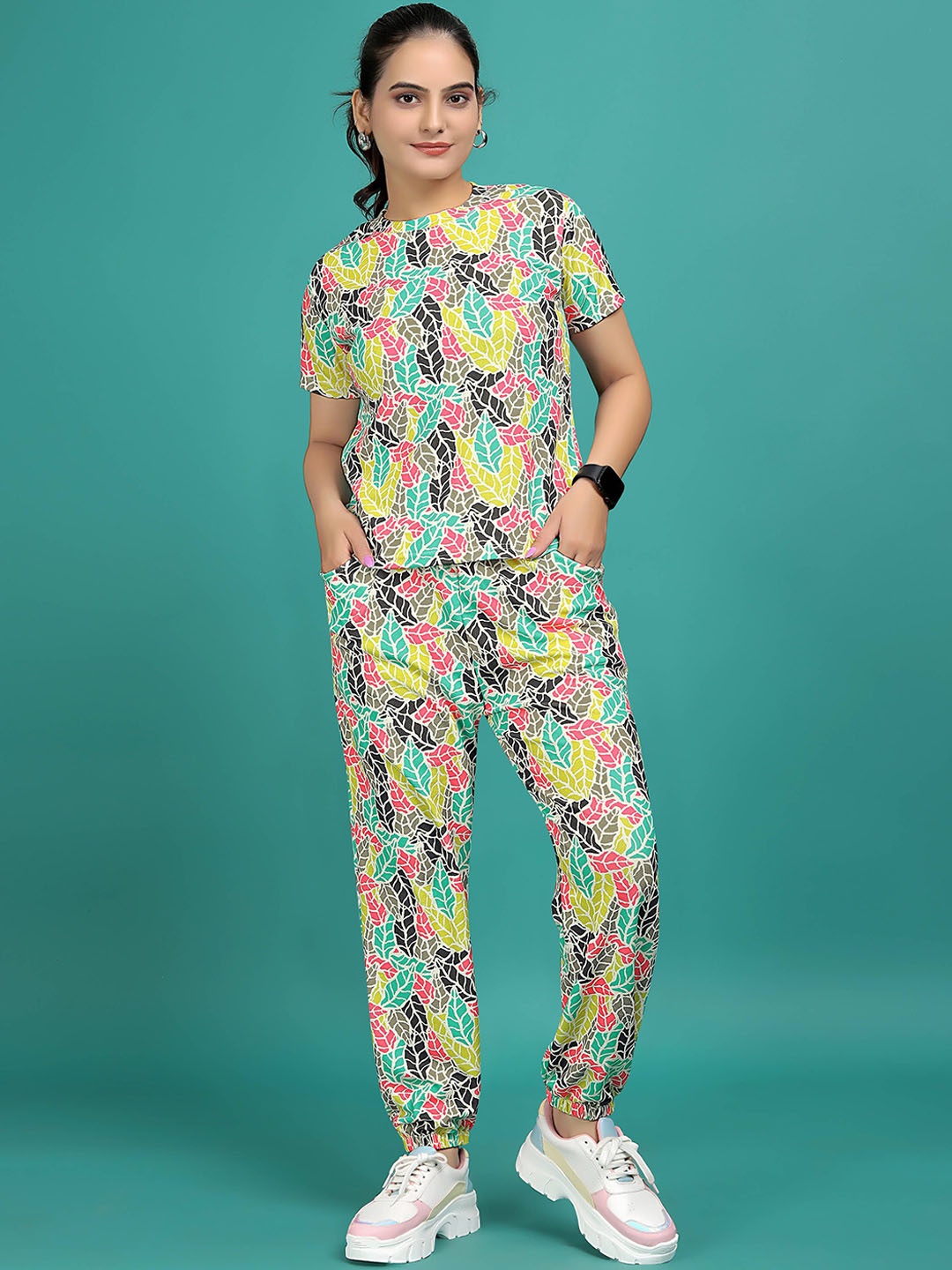 

SAKARMAA Women Round Neck Joggers Co-Ords, Green