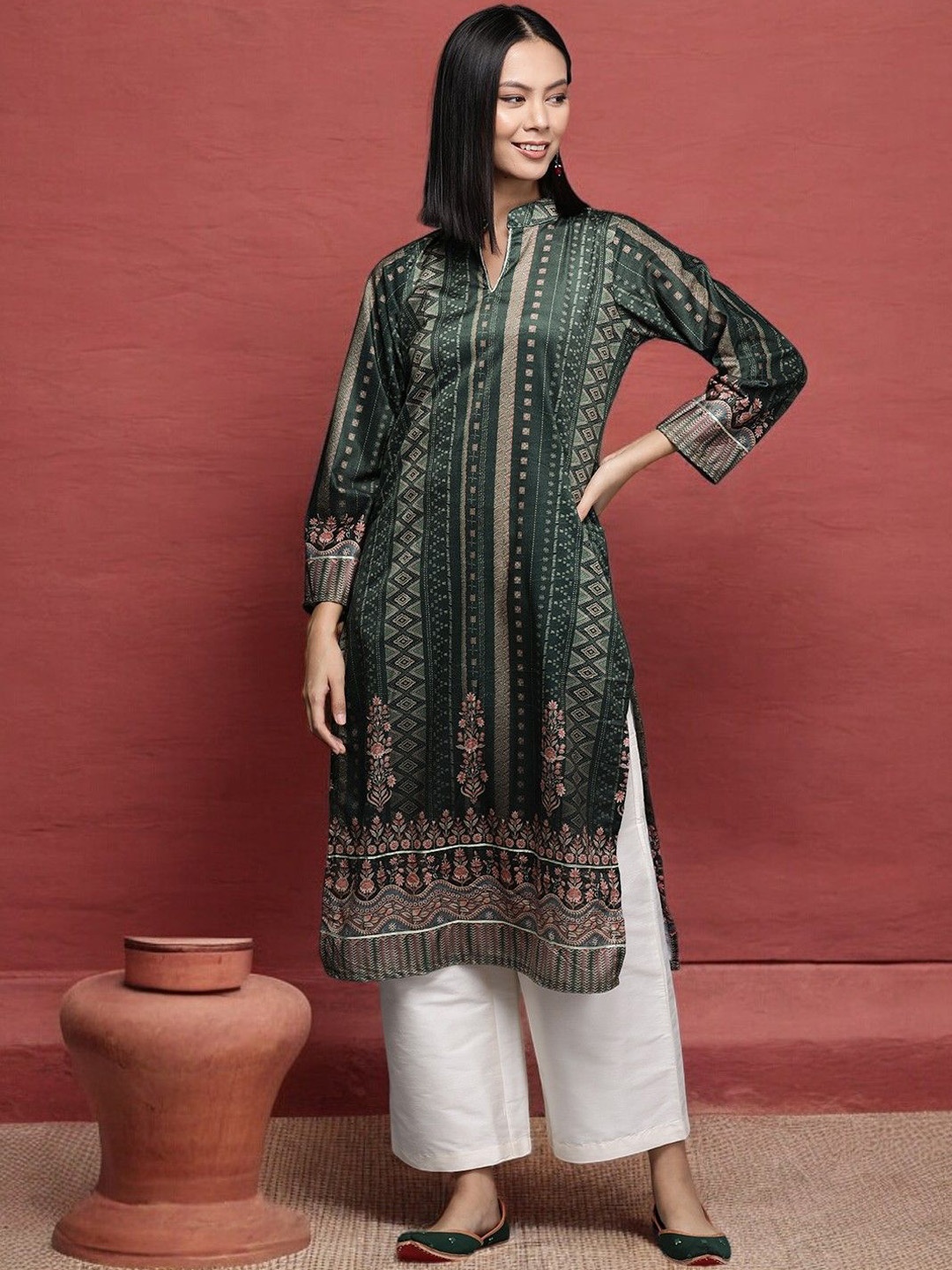 

Ahalyaa Geometric Printed Mandarin Collar Velvet Straight Kurta, Green