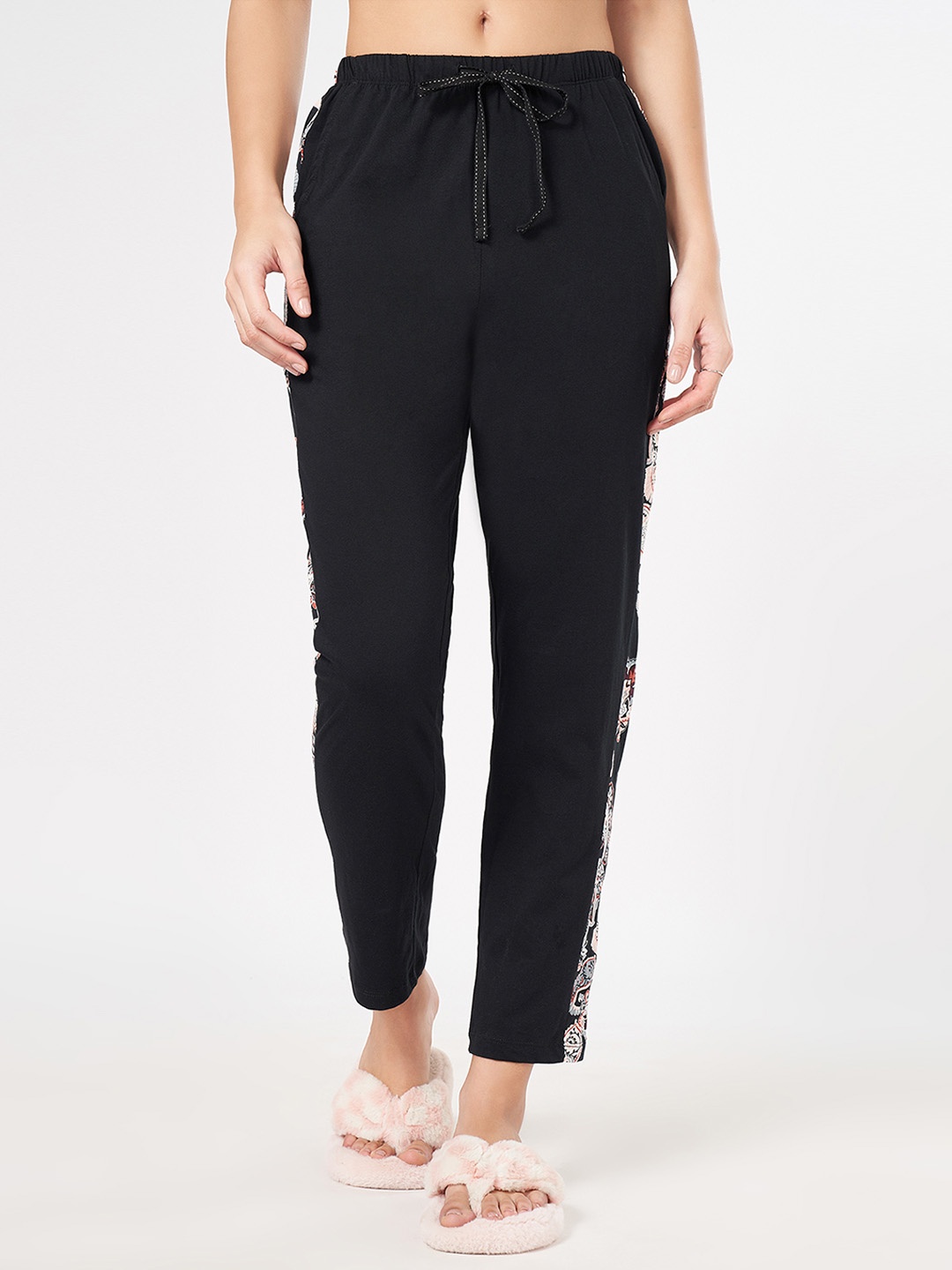 

Dreamz by Pantaloons Women Printed Pure Cotton Mid-Rise Lounge Pants, Black