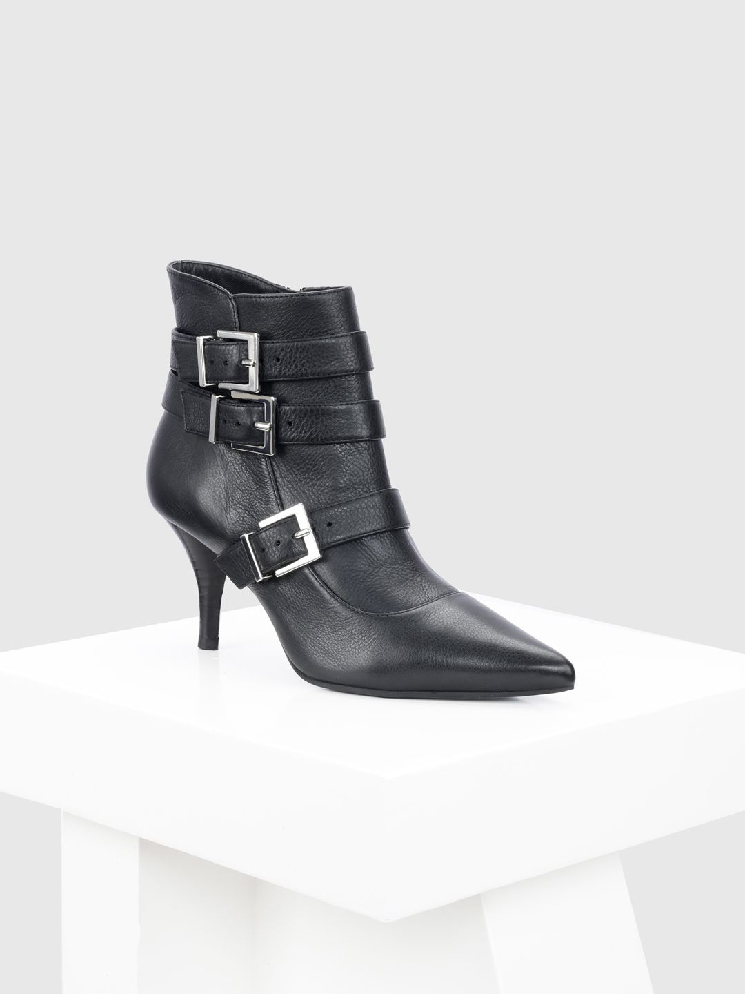 

Oroh Women Pointed-Toe Ankle Boots, Black