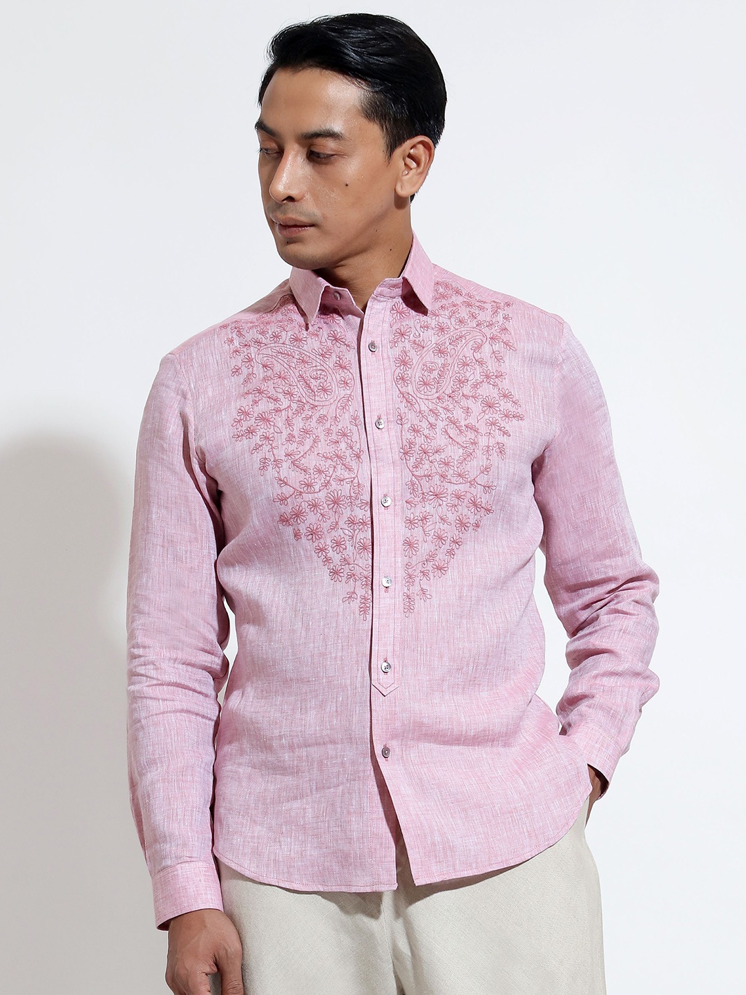 

VIVEK KARUNAKARAN Men Cutaway Collar Floral Printed Linen Slim Fit Casual Shirt, Pink