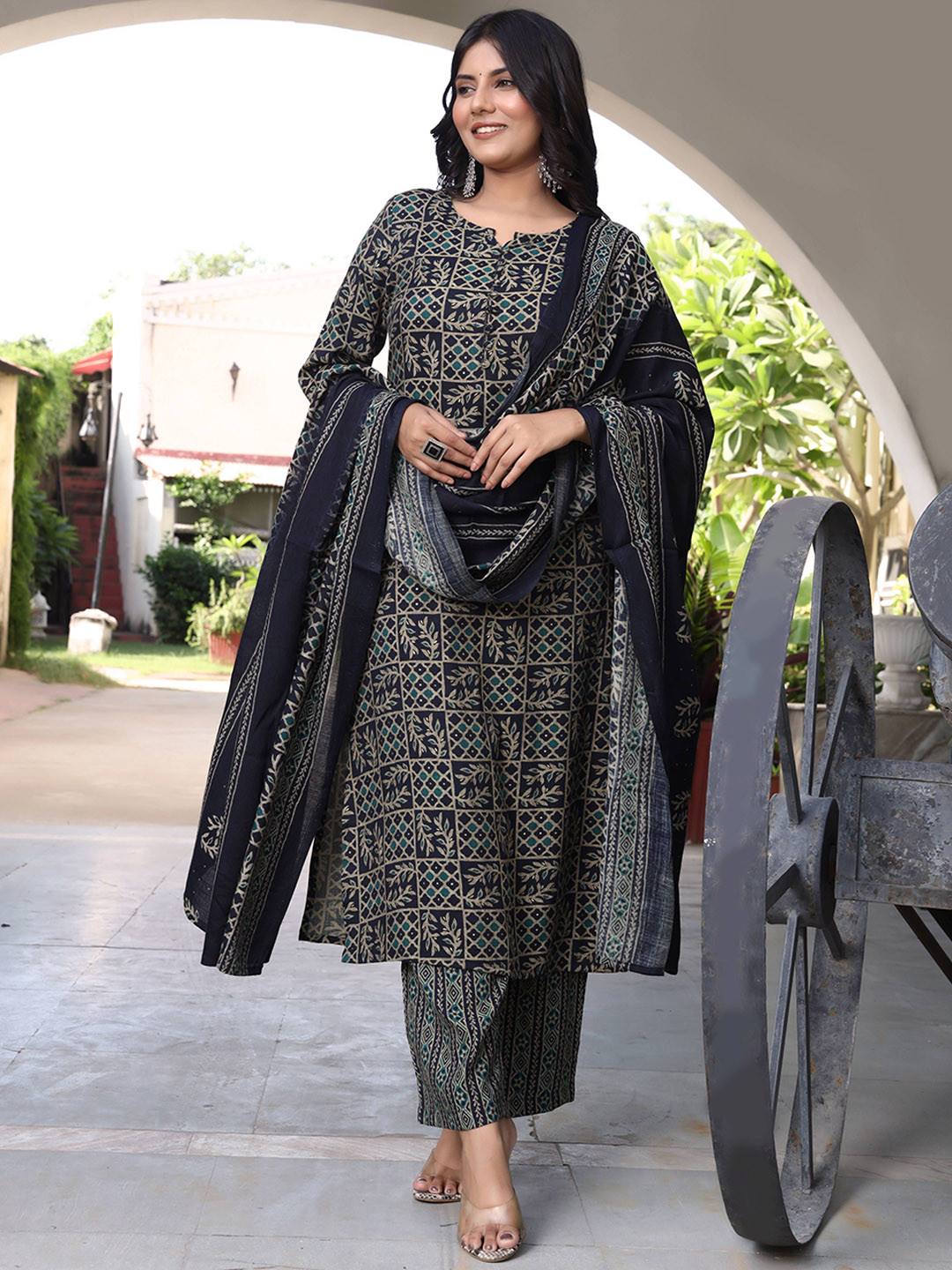 

VASVI Women Floral Printed Regular Kurta with Palazzos & With Dupatta, Navy blue