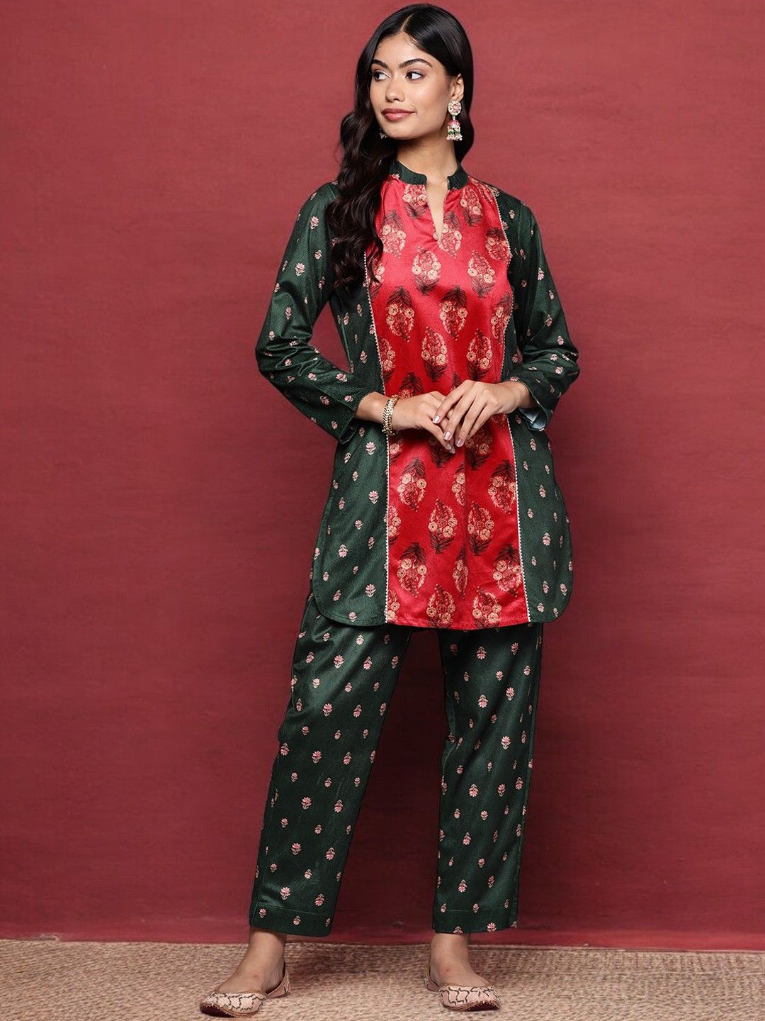 

Ahalyaa Floral Printed Mandarin Collar Velvet Top With Trouser, Green