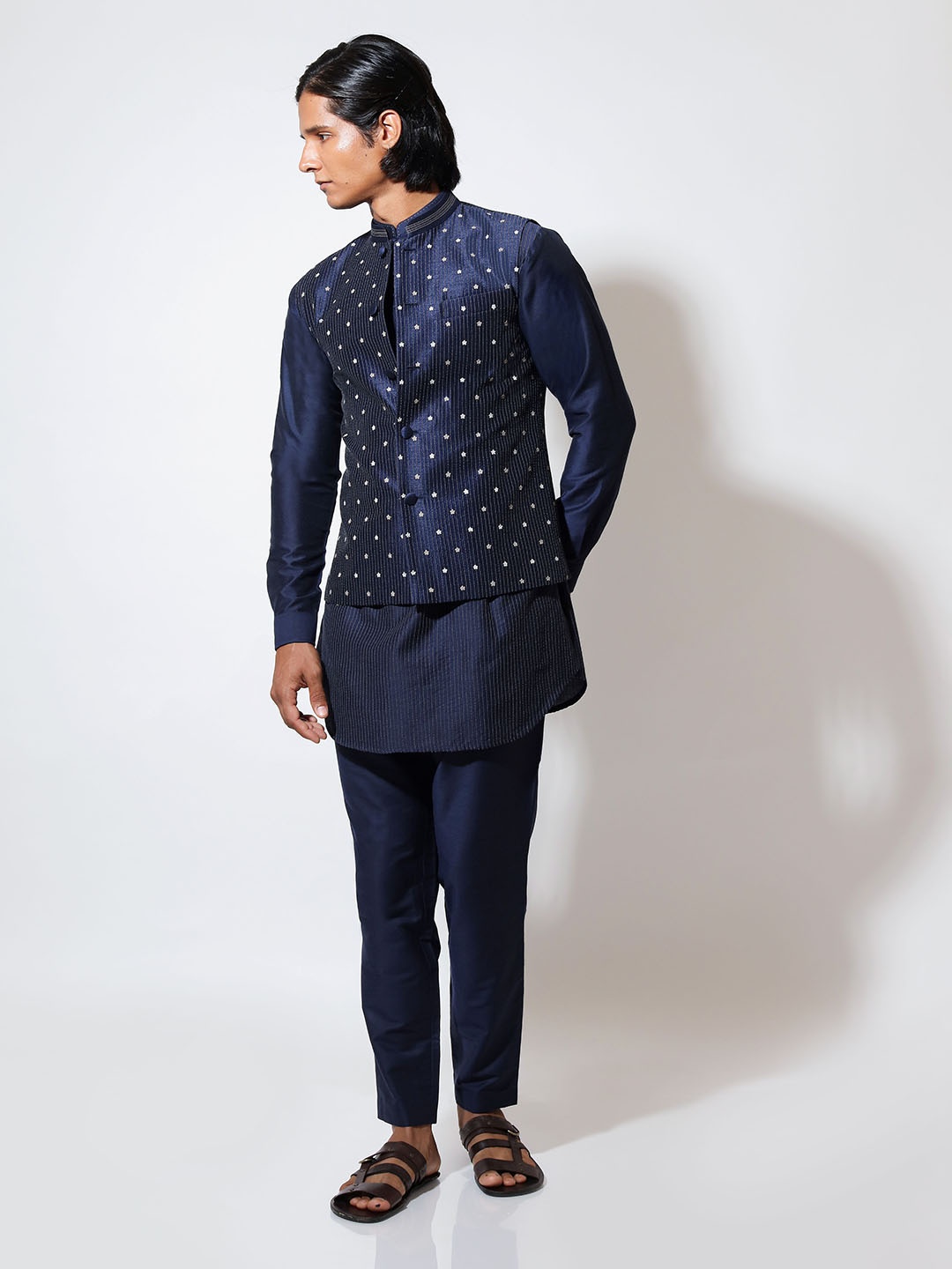 

VIVEK KARUNAKARAN Men Embroidered Woven Nehru Jackets, Navy blue