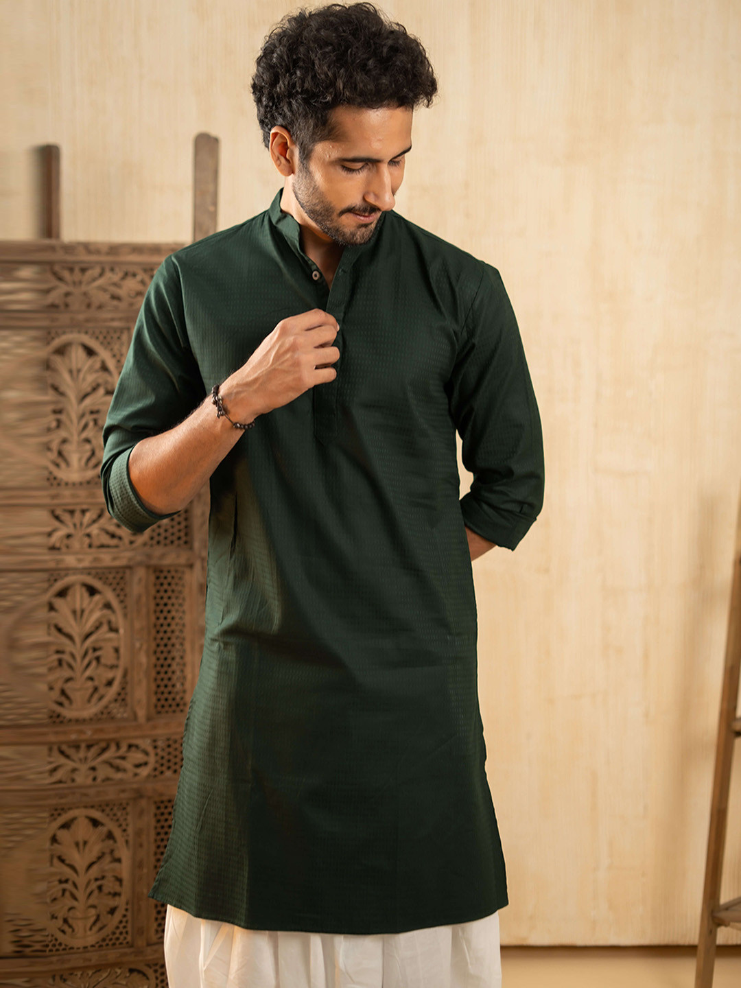 

Shasak Geometric Printed Mandarin Collar Long Sleeves Straight Kurta, Green