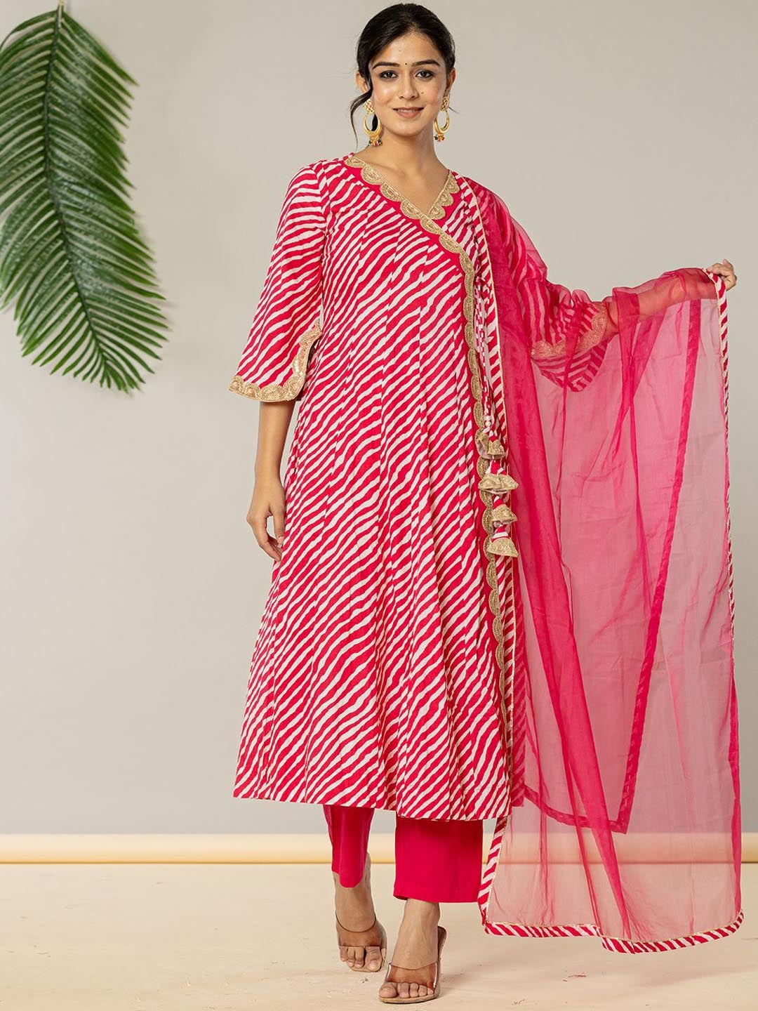 

Yufta Leheriya Printed Angrakha Pure Cotton Kurta With Trouser With Dupatta, Pink