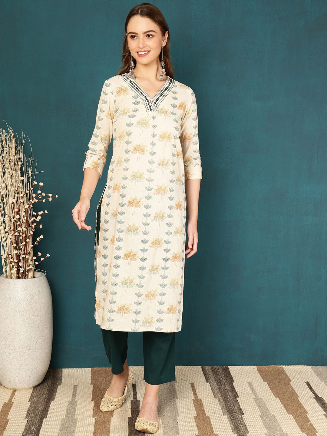 

antaran Floral Printed V-Neck Pure Cotton Straight Kurta, Off white