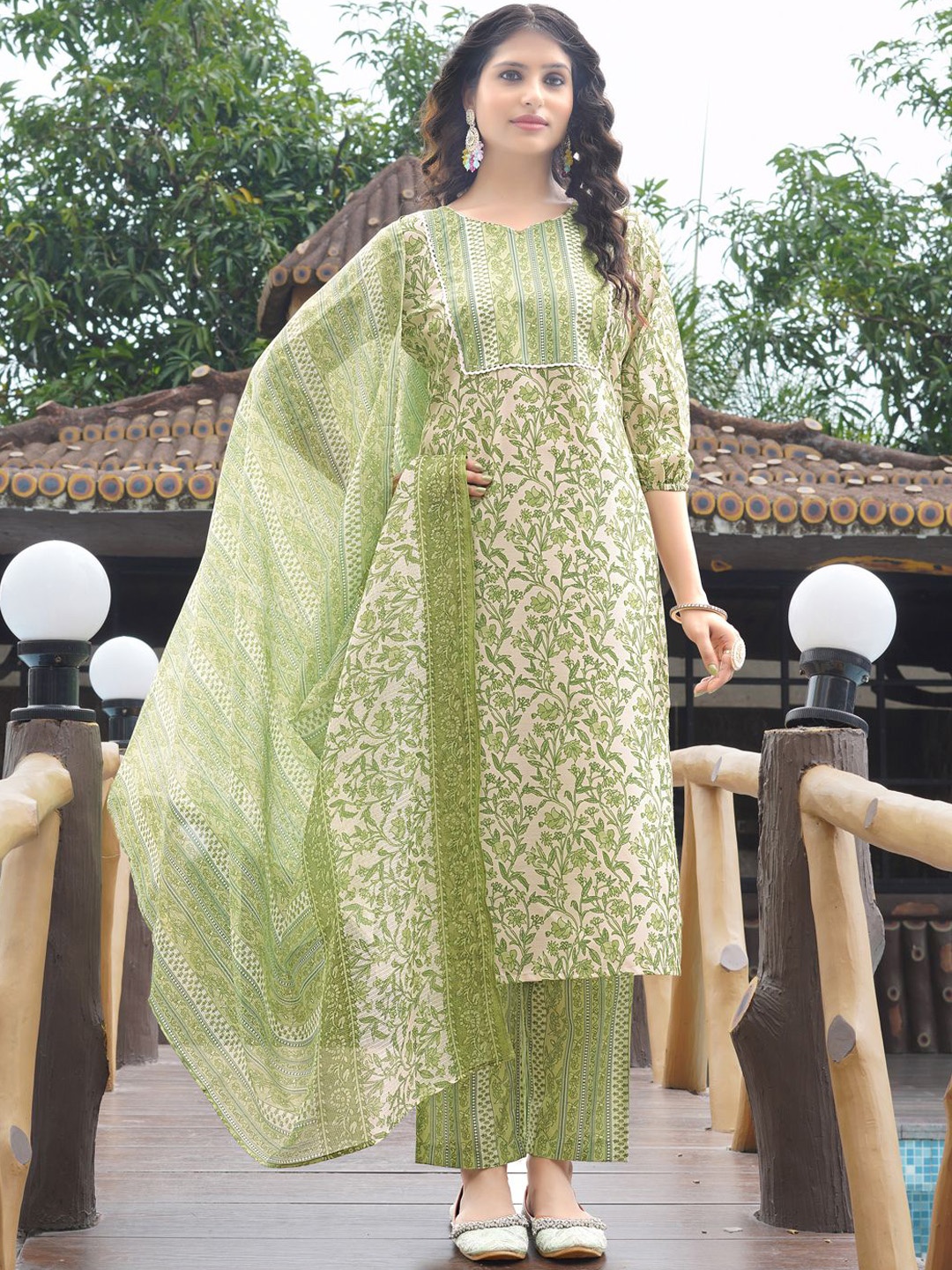 

NAINVISH Floral Printed Kurta with Trouser & Dupatta, Green