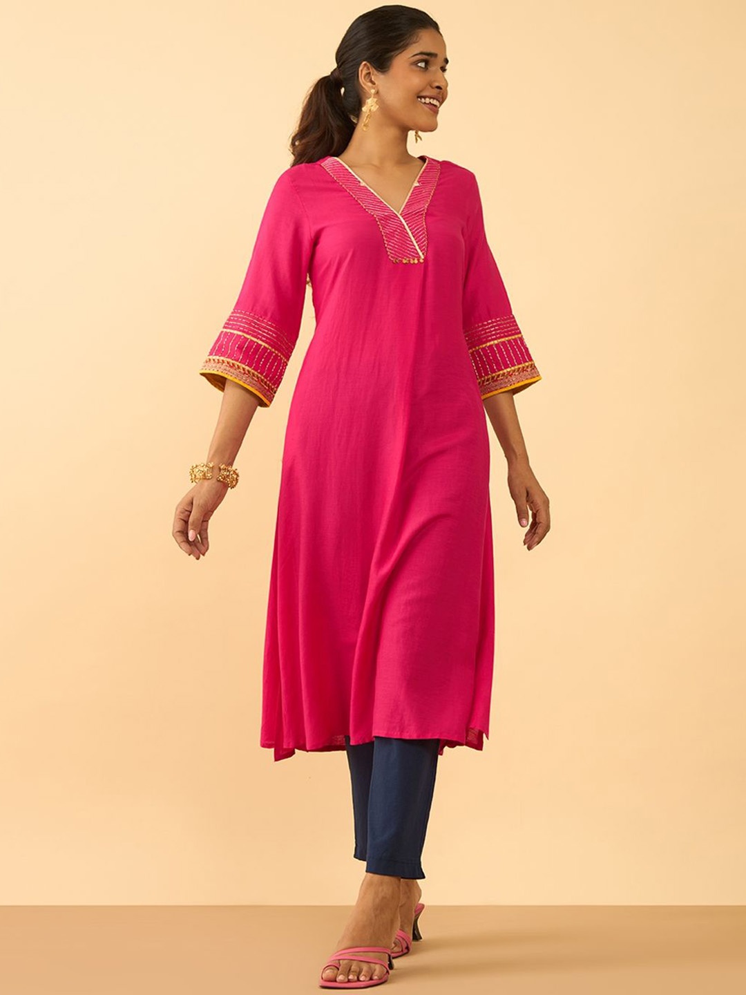 

Taneira Geometric Yoke Design Thread Work V-Neck A-Line Kurta, Pink