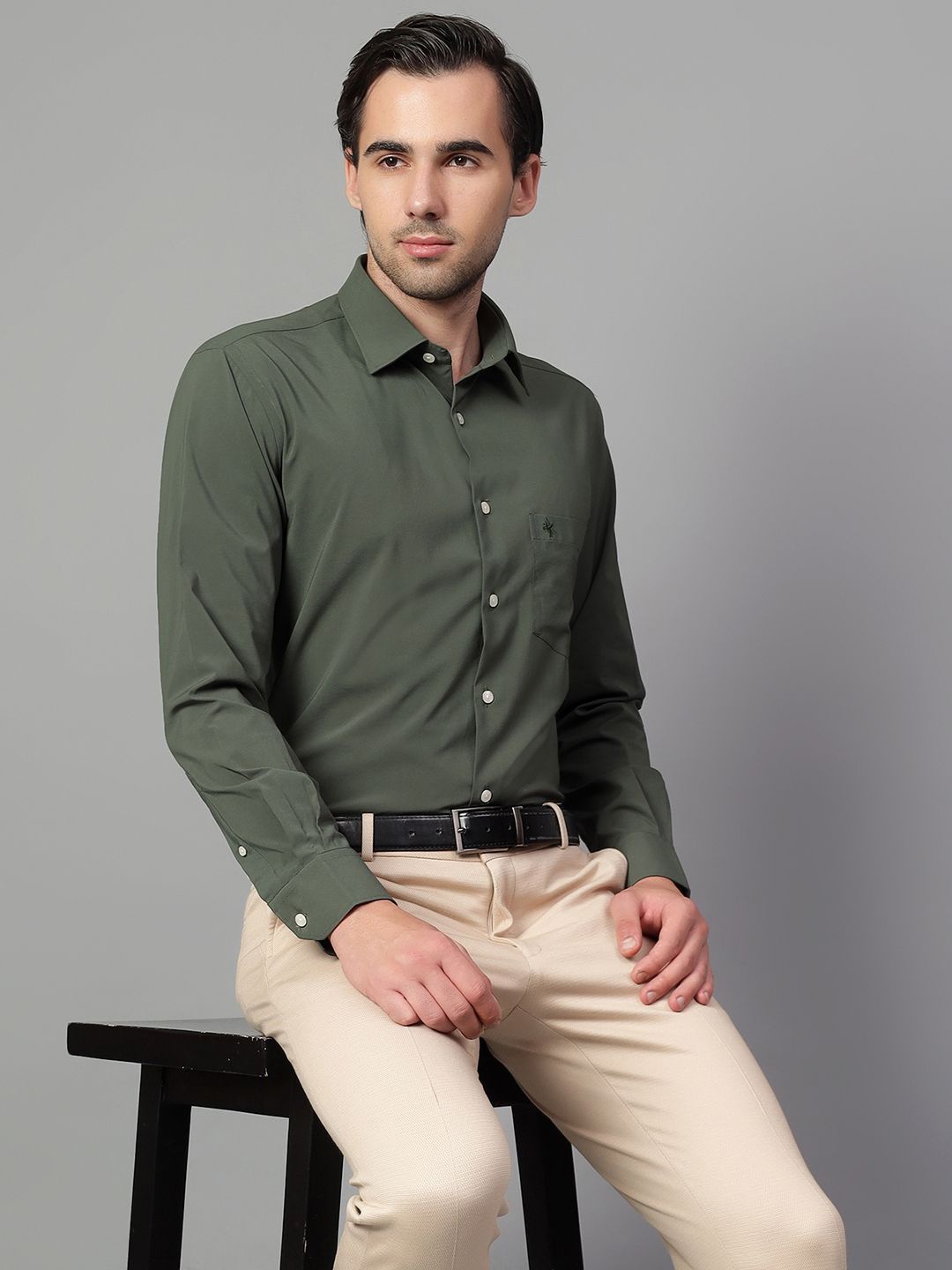 

Cantabil Men Spread Collar Solid Slim Fit Formal Shirt, Green
