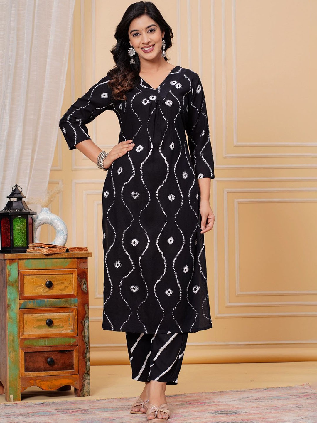 

SARAI CREATIONS Bandhani Printed V-Neck Straight Kurta With Trouser, Black