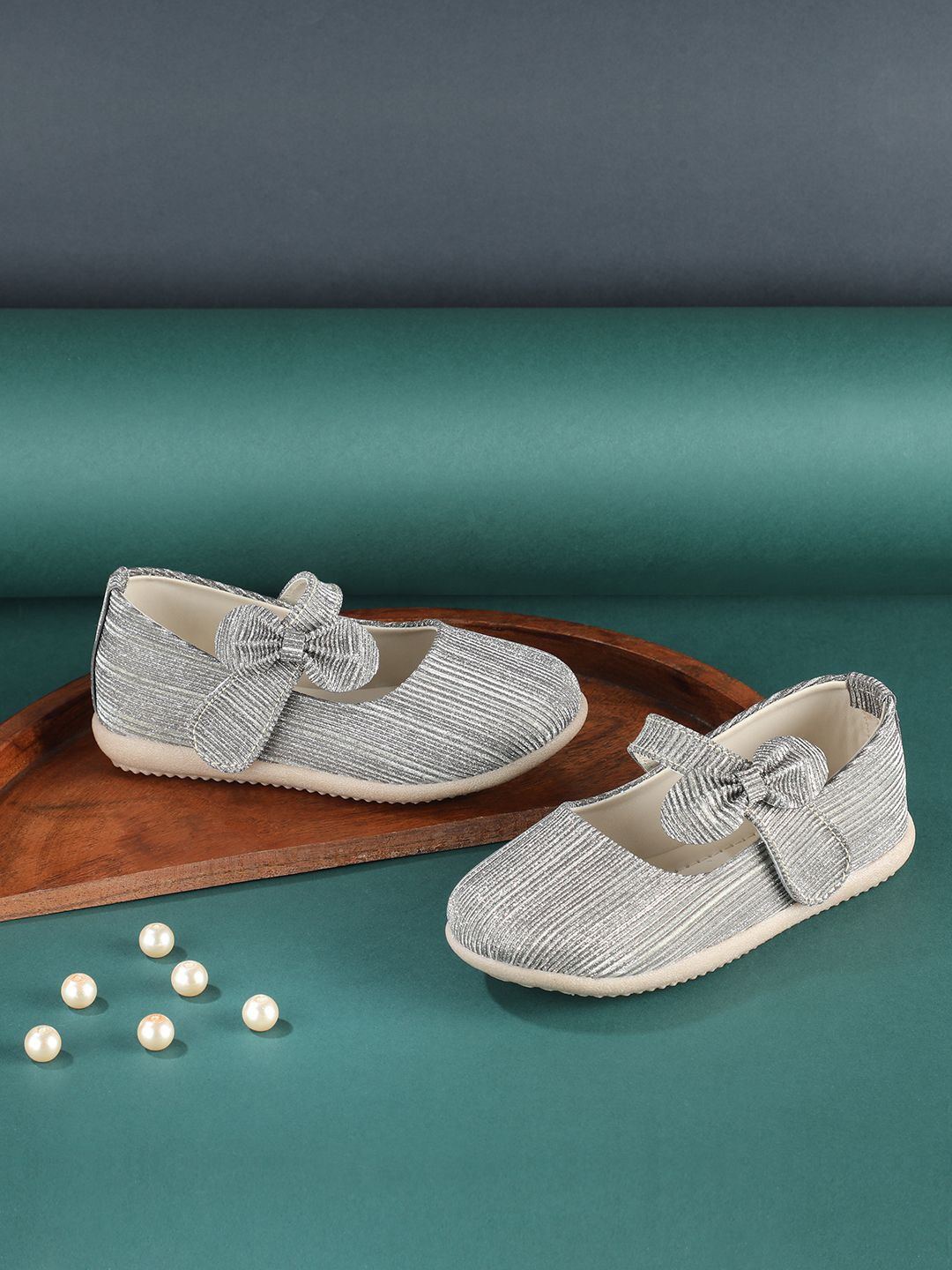 

Minesole Girls PU Mules With Bows, Gold