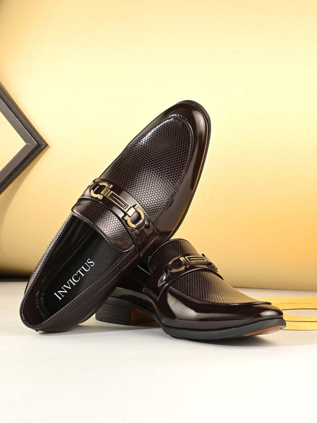 

INVICTUS Men Textured Formal Loafers, Brown