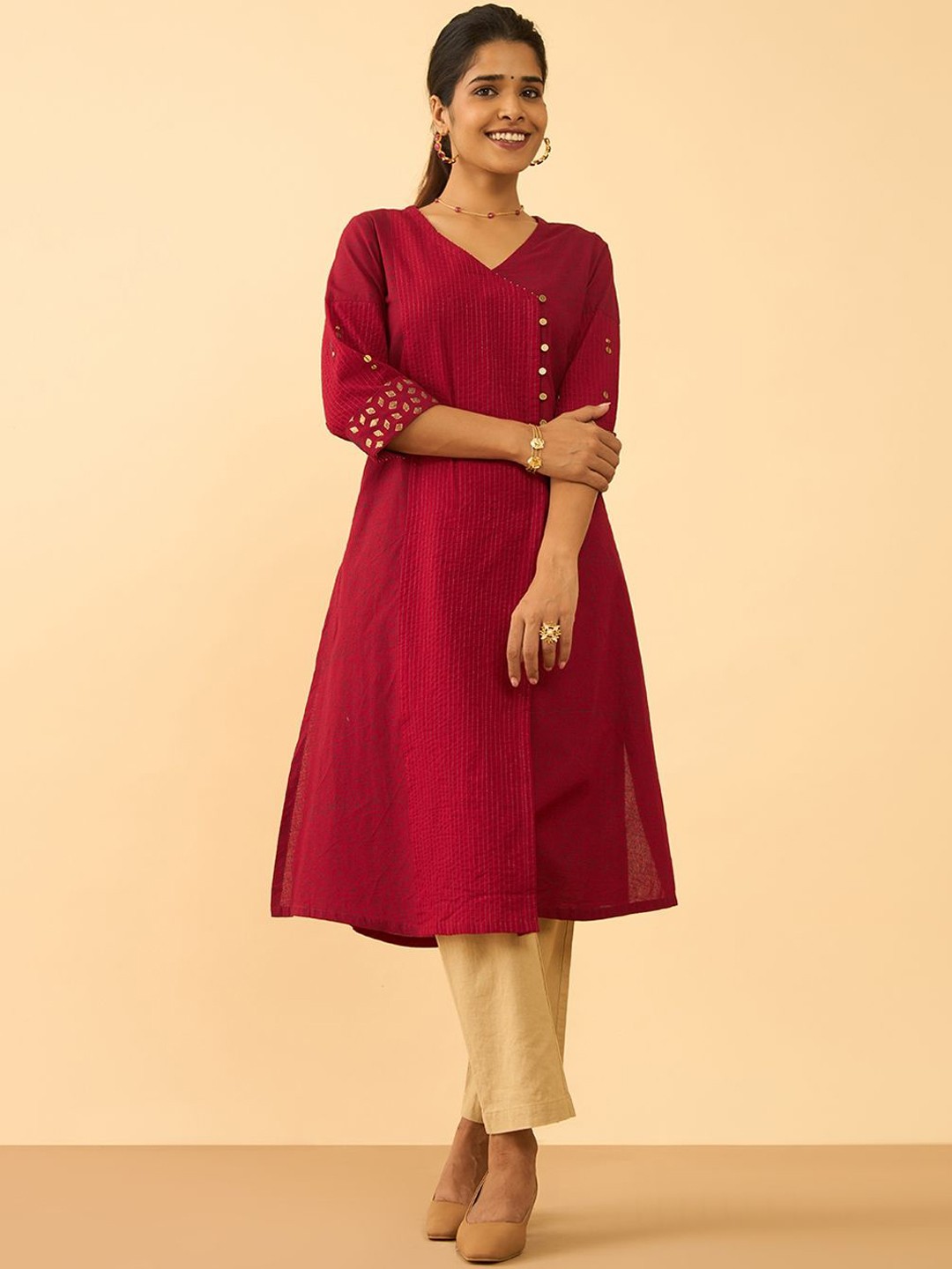 

Taneira Geometric Printed Beads and Stones V-Neck Pure Cotton Kurta, Red
