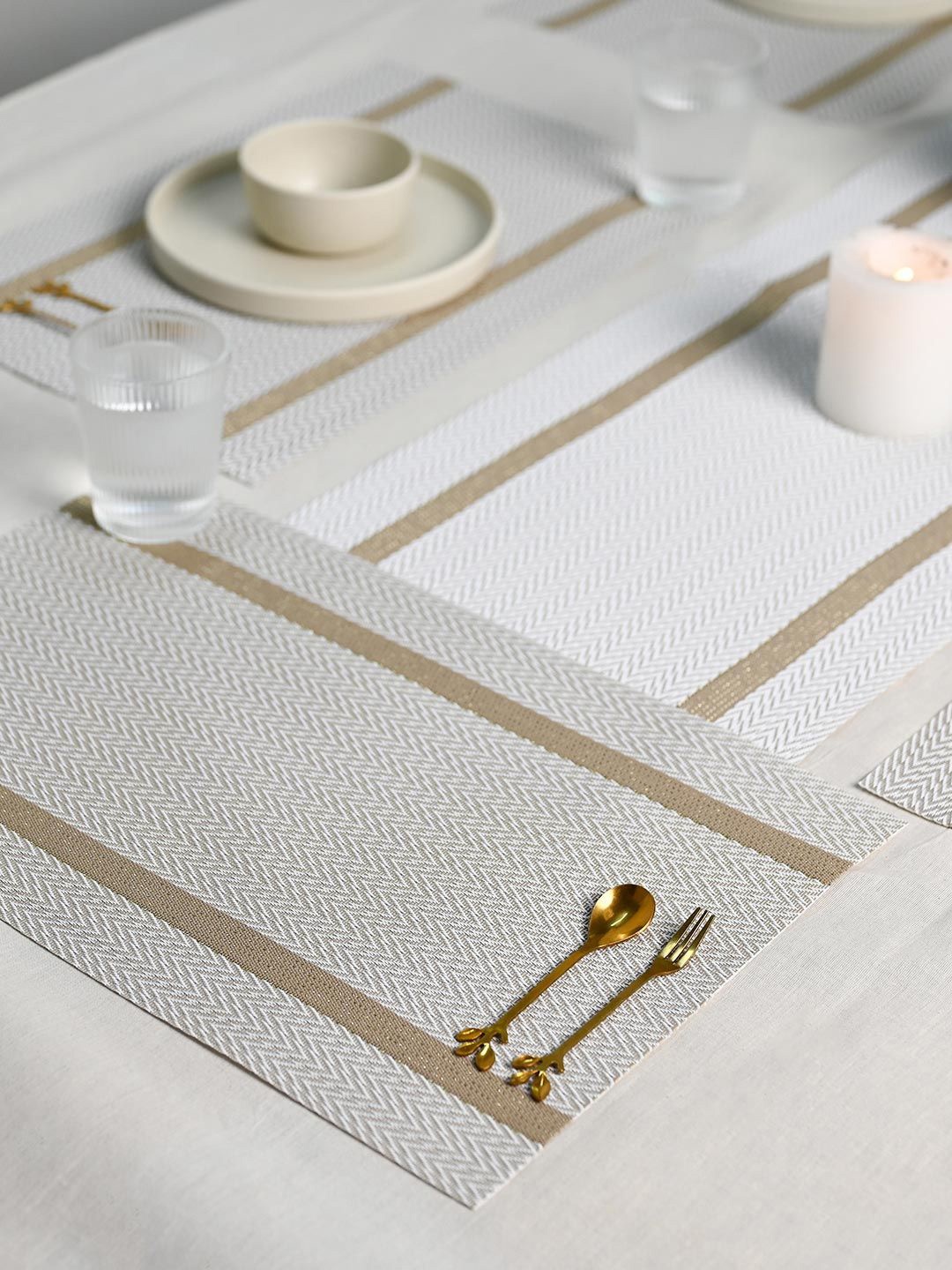 

MARKET99 White & Gold Toned 6 Pieces Rectangular Table Placemat