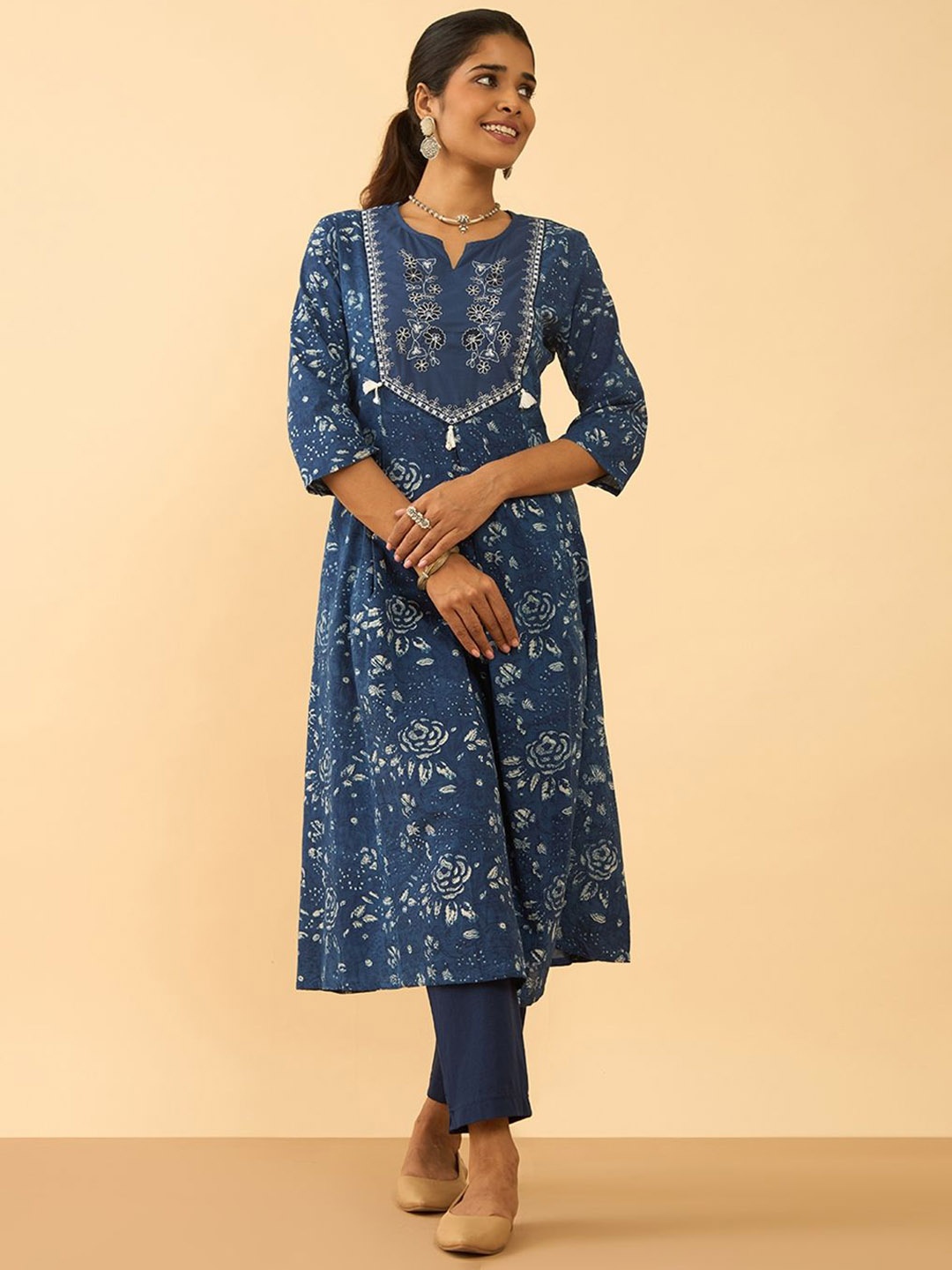 

Taneira Floral Printed Notch Neck Pure Cotton Straight Kurta, Blue