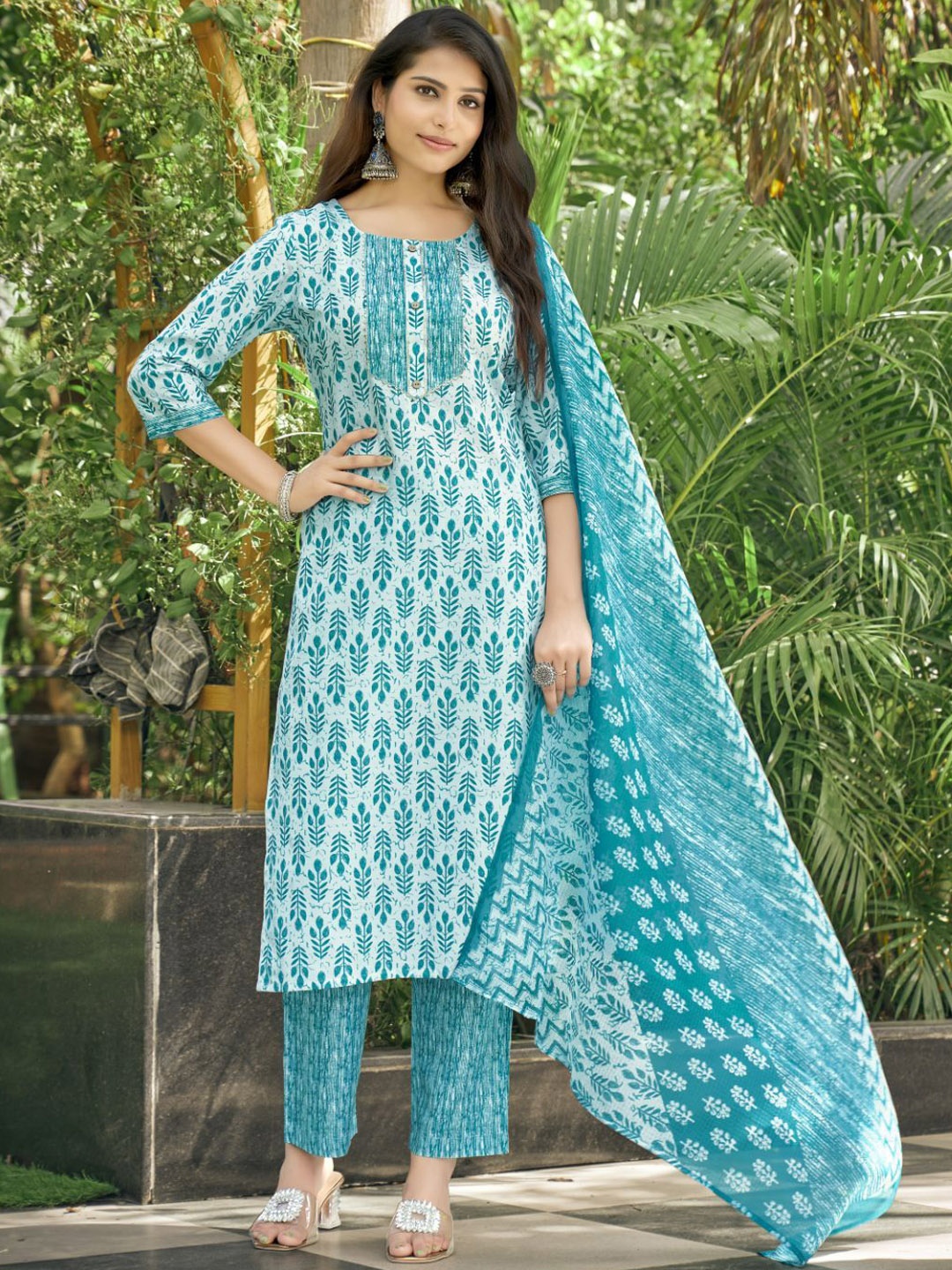 

NAINVISH Ethnic Motifs Printed Gotta Patti Straight Kurta with Trousers & Dupatta, Green