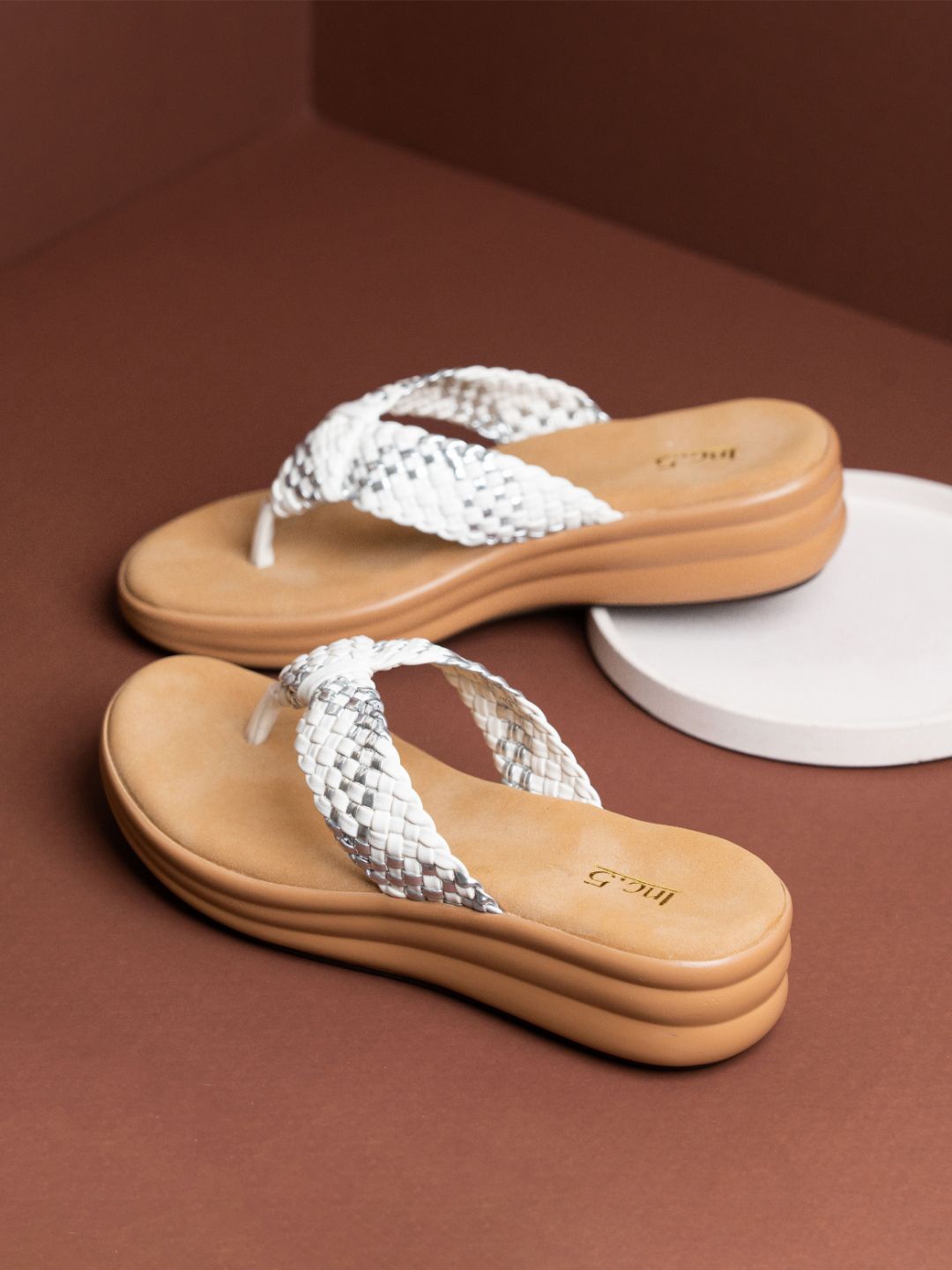 

Inc 5 Women Casual Round Toe V strap Platform Sandals, White