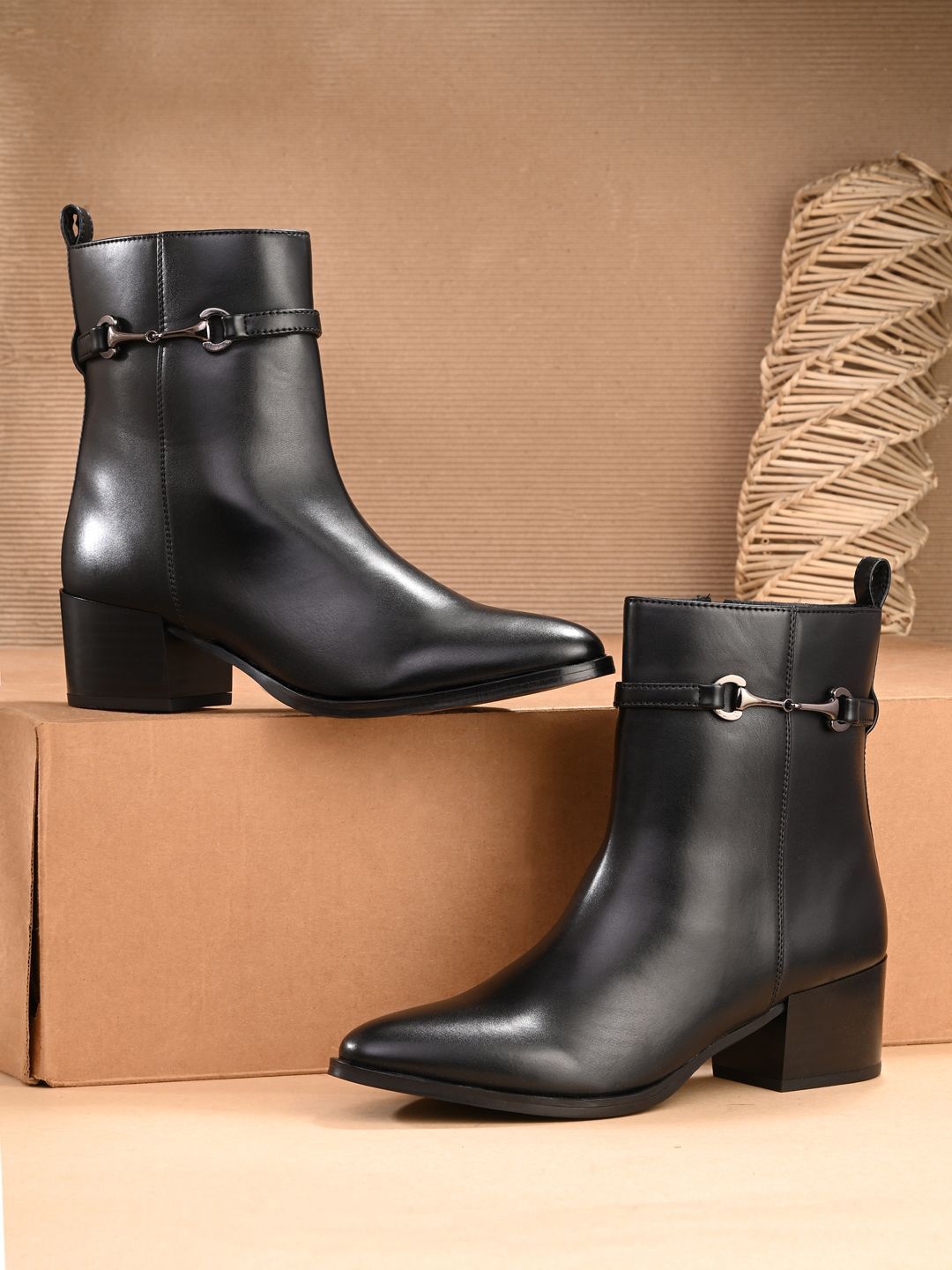 

The Roadster Lifestyle Co Women Block-Heeled Chelsea Boots, Black