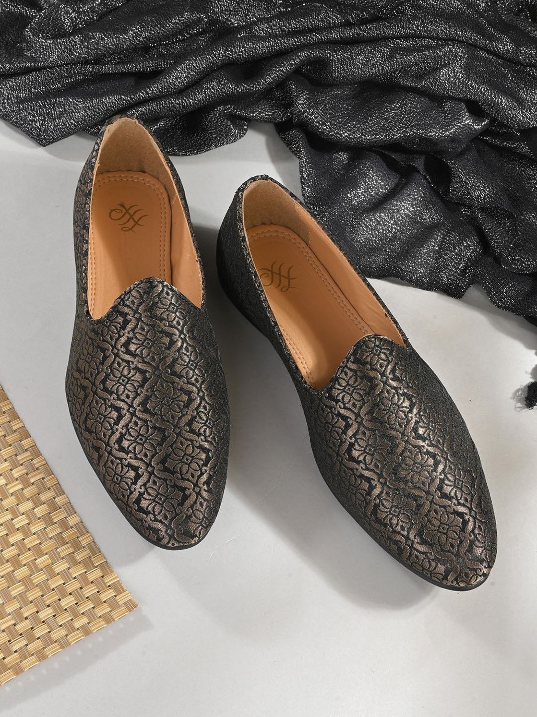 

House of Pataudi Men Embroidered Casual Mojaris, Black