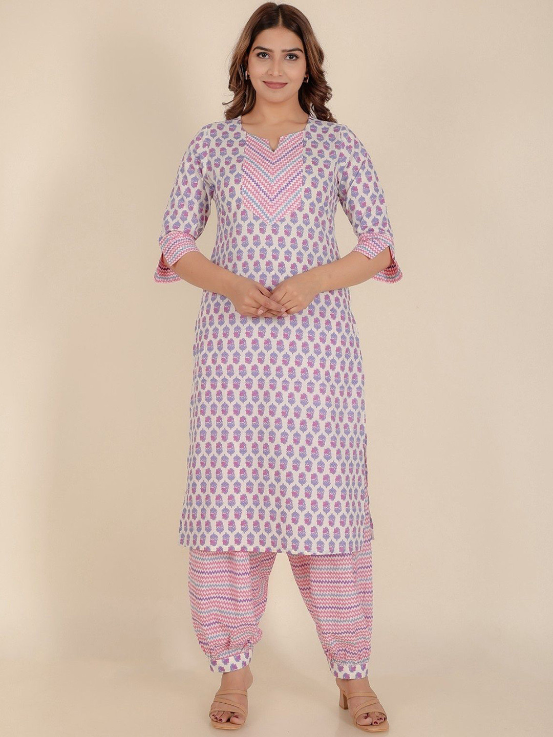 

Aramya Floral Printed Round Neck Regular Pure Cotton Kurta With Patiala, Off white