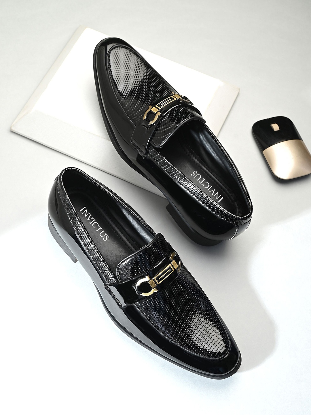 

INVICTUS Men Textured Formal Loafers, Black