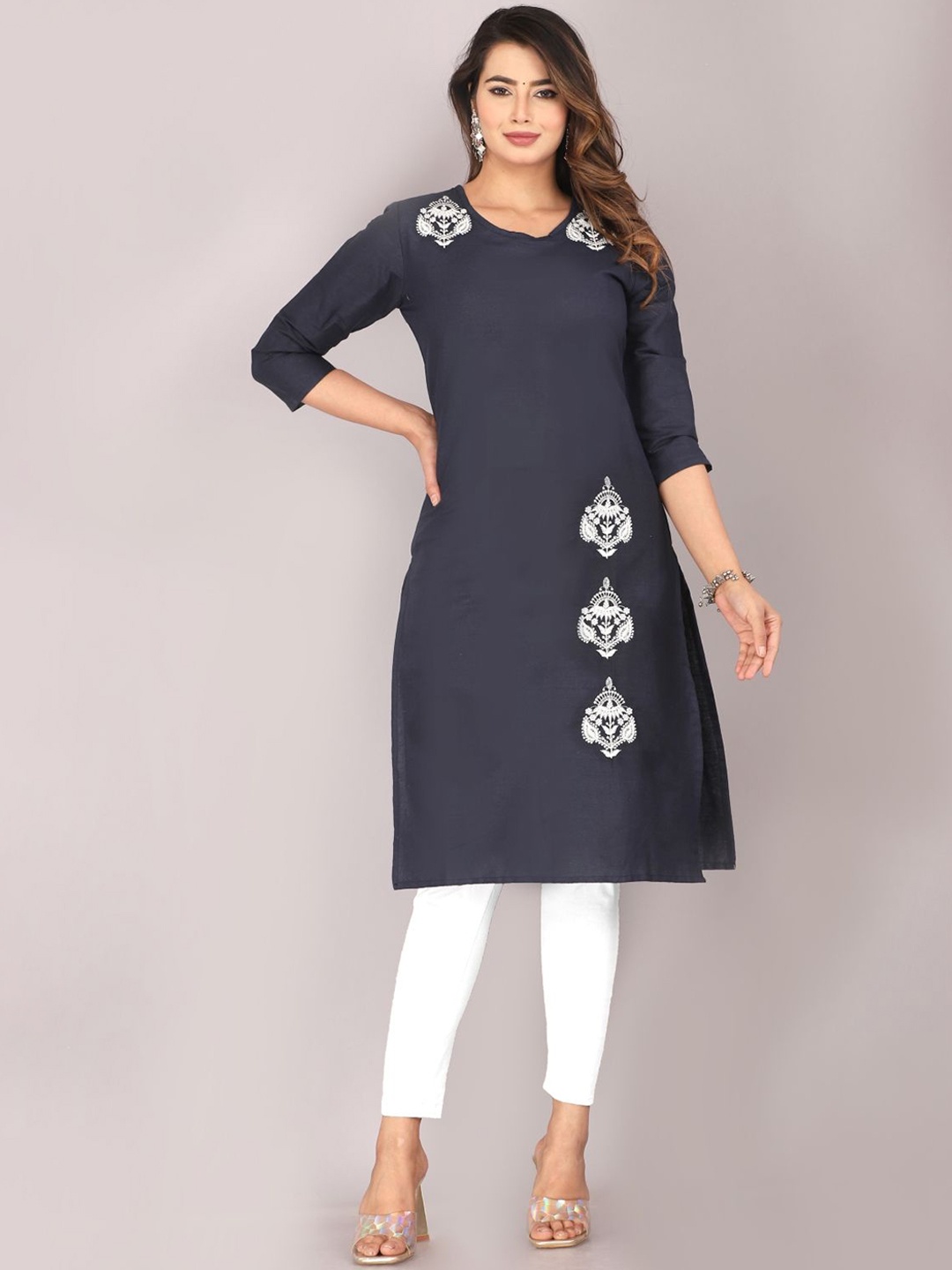 

Mehsoos Floral Embroidered Thread Work Three Quarter Sleeves Straight Kurta, Navy blue