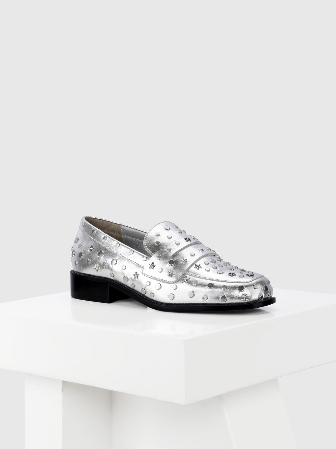 

Oroh Women Round Toe Lightweight Leather Loafers, Silver