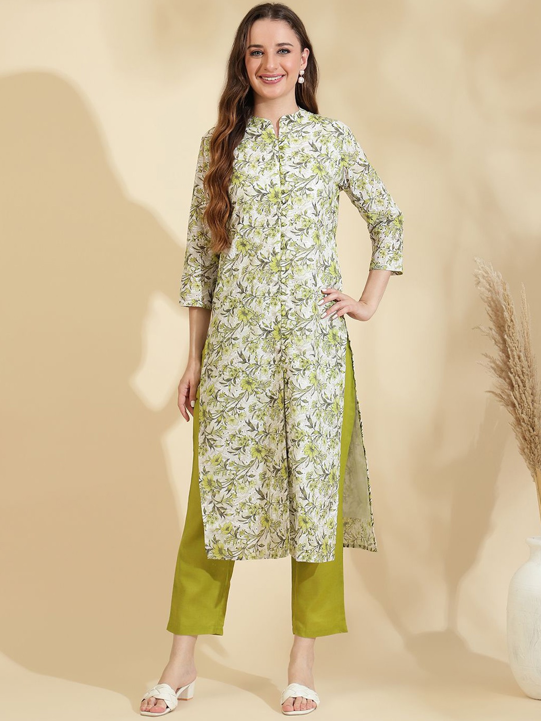 

Sringam Floral Printed Mandarin Collar Schiflli Pure Cotton Straight Kurta With Trouser, Green