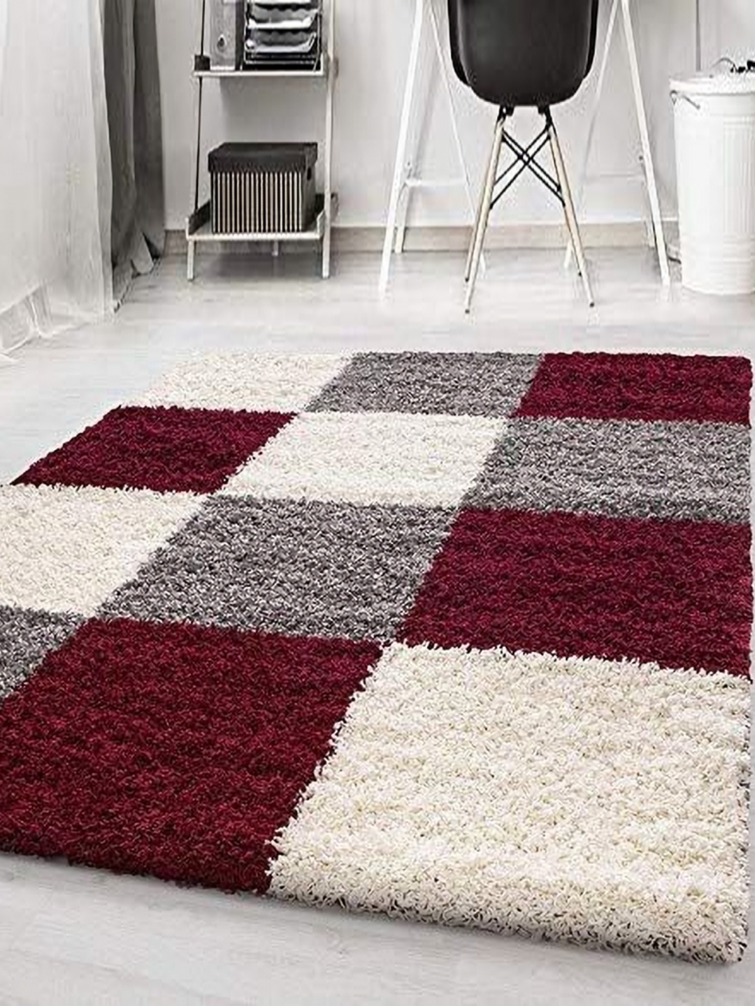 

Banchmark Home Furnishings Maroon and White Geometric Woolen Shaggy Carpet