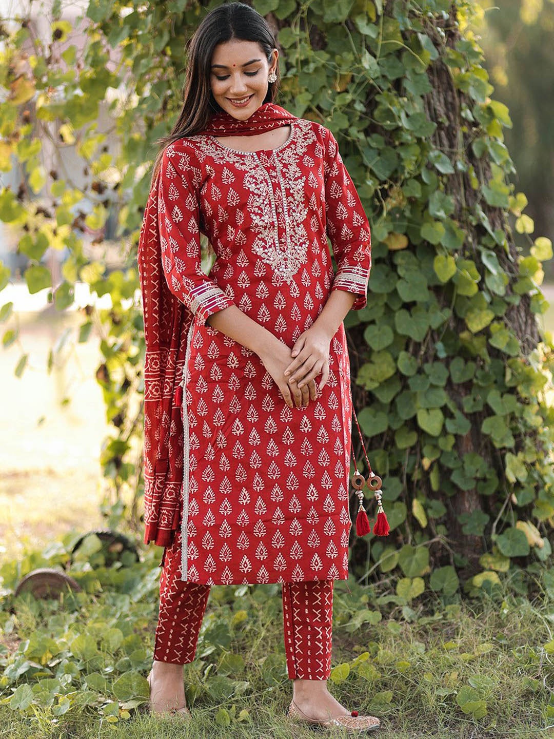 

GoSriKi Floral Printed Straight Kurta With Trouser & Dupatta, Red