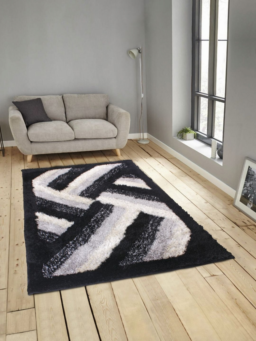 

Myntra Elegant Homes Black & White Geometric Printed Rectangle Shaped Shaggy Carpet