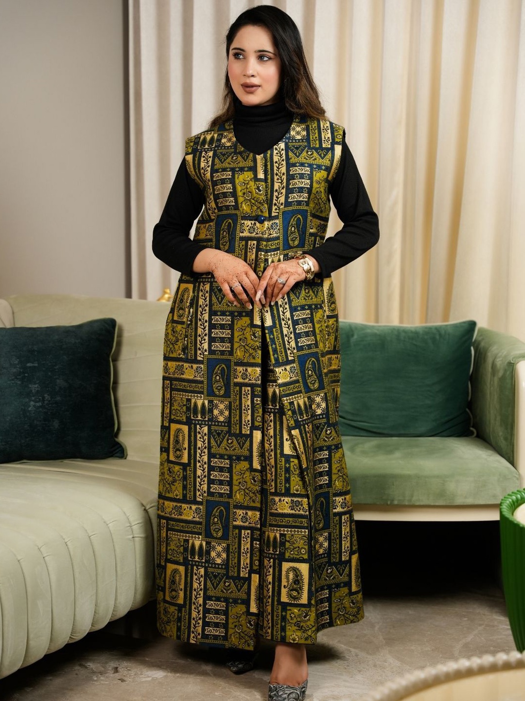 

HOUSE OF KIRNA'S WITH LOGO OF HOK Geometric Printed V-Neck Coat With Trouser, Green