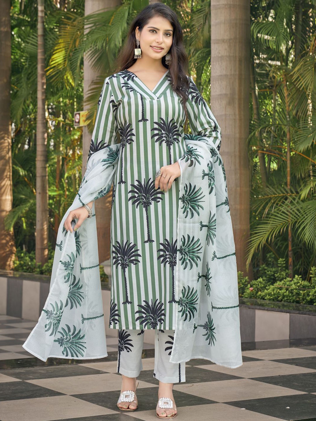 

NAINVISH Floral Printed Regular Kurta with Trouser & Dupatta, Green