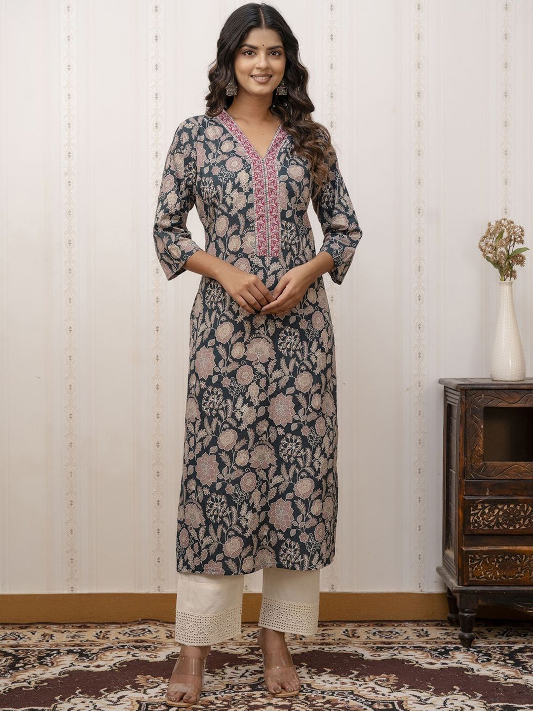 

Nayo Floral Printed V Neck Cotton Straight Kurta, Grey