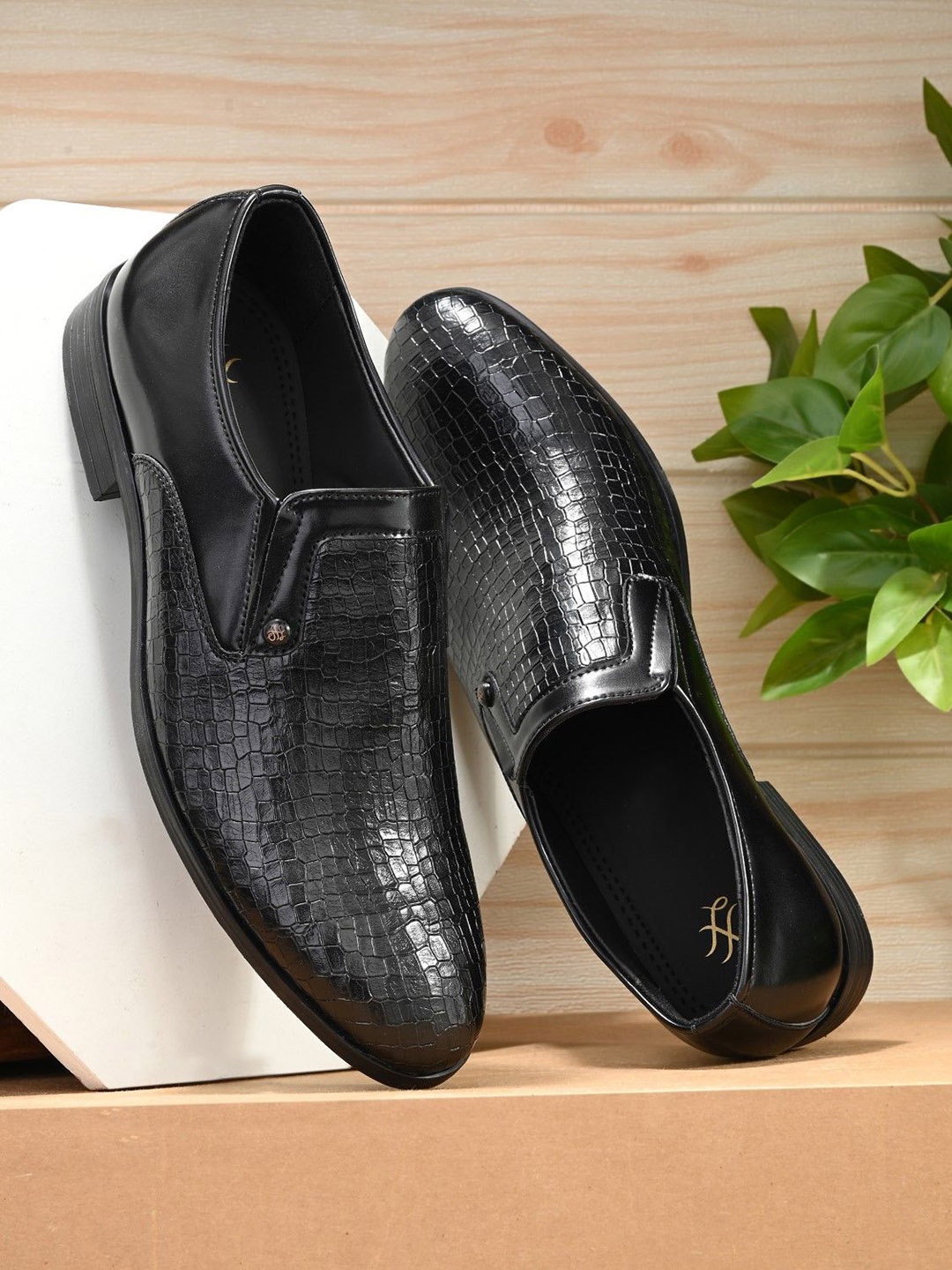 

House of Pataudi Men Textured Formal Loafers, Black