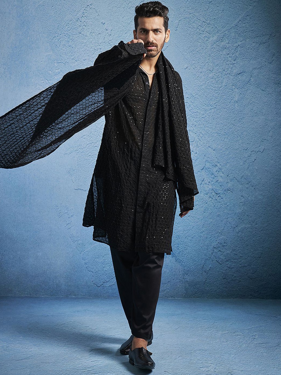 

VASTRAMAY Men Embroidered Regular Sequinned Kurta with Trousers & With Dupatta, Black