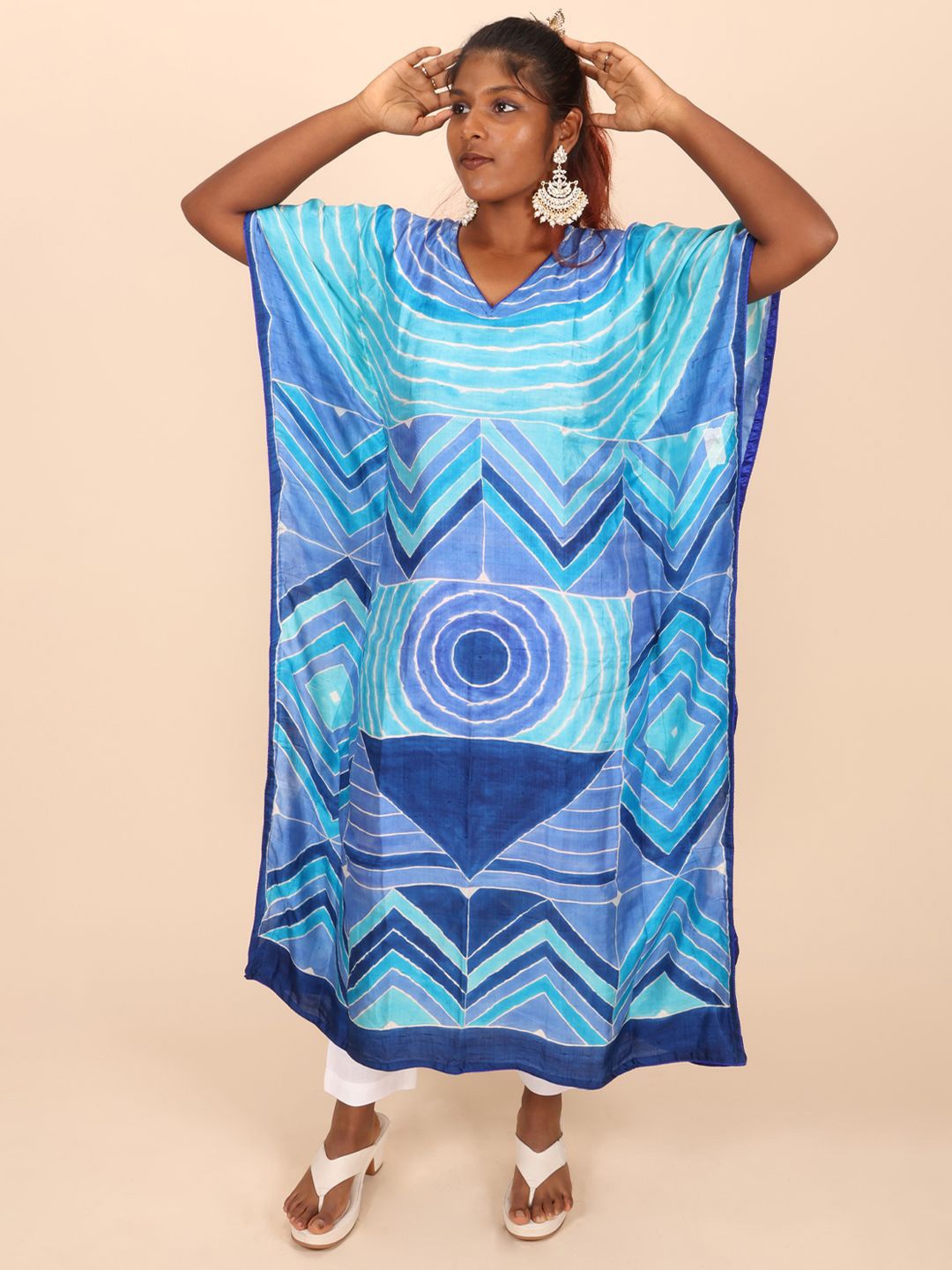 

Avishya Geometric Printed Extended Sleeves Kaftan Kurta, Blue