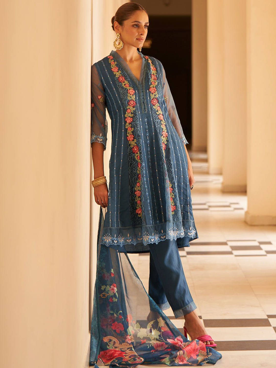 

DRESOUL Floral Embroidered Kurti With Pyjamas & Dupatta, Blue