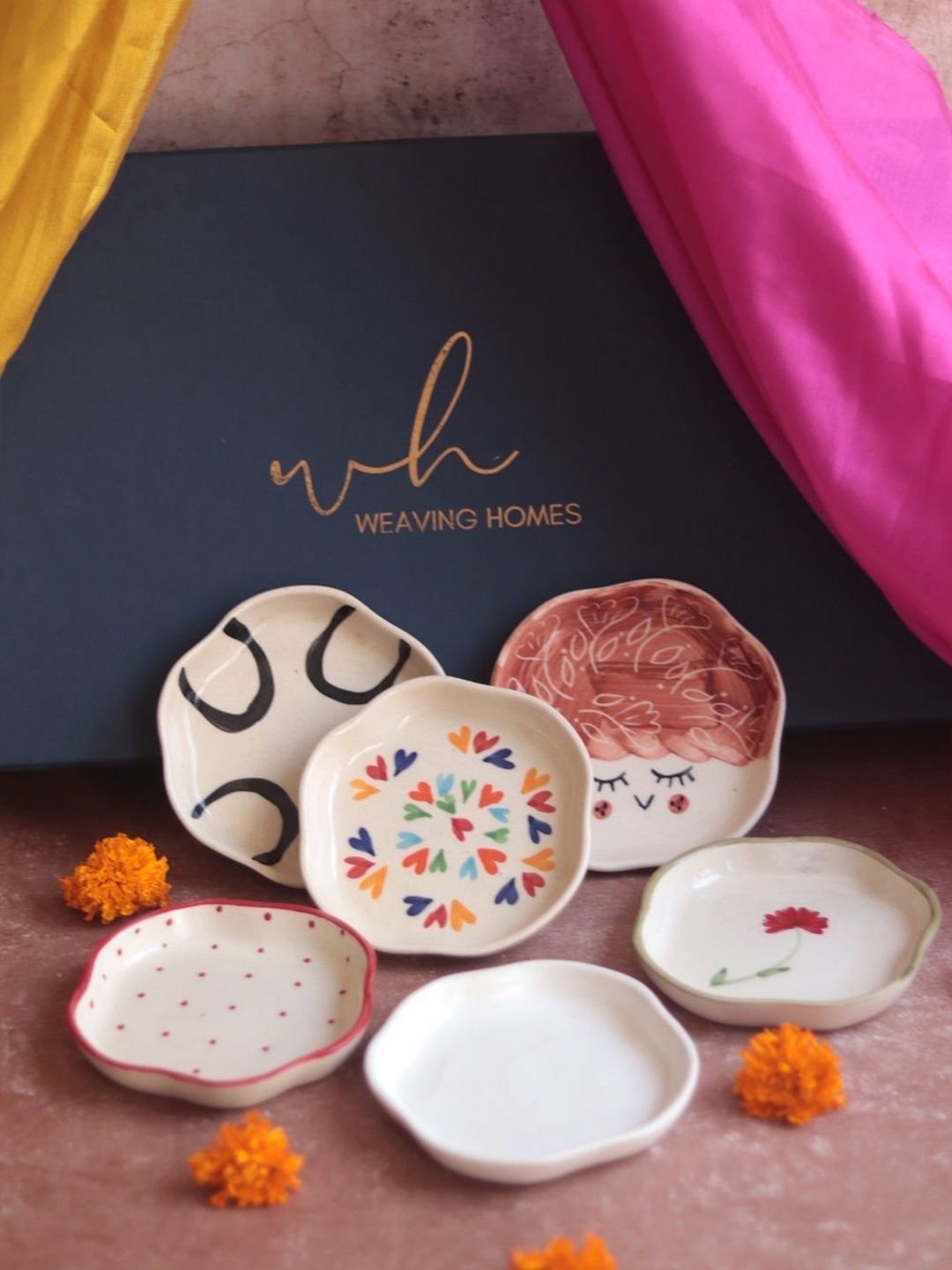 

WEAVING HOMES Red & White 6 Pieces Printed Ceramis Dishwasher Safe Dessert Plates