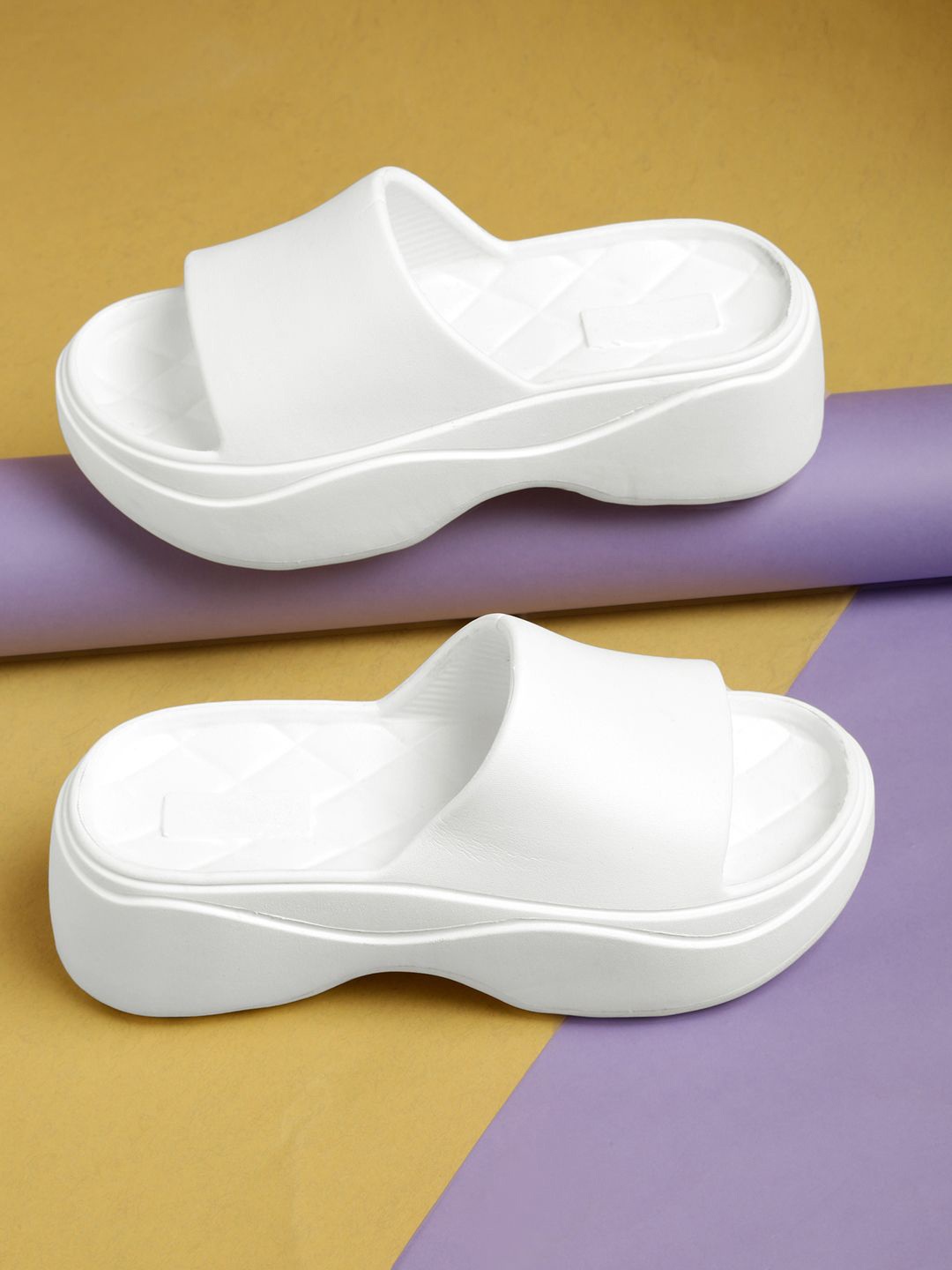 

Roadster Women Round Toe Flip Flops, White